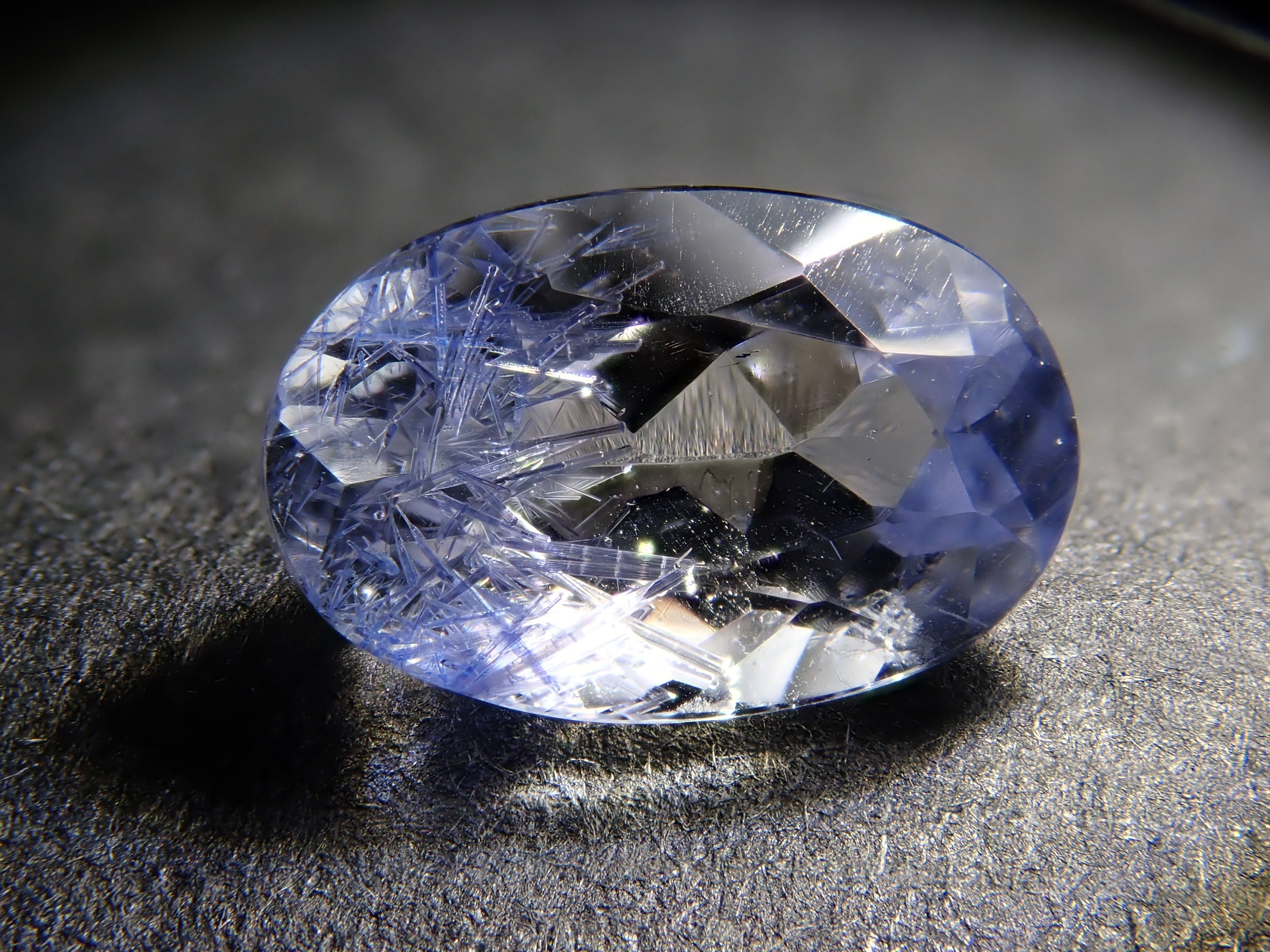 【12561966掲載】ブラジル産デュモルチェライトインクォーツ 0.867ctルース