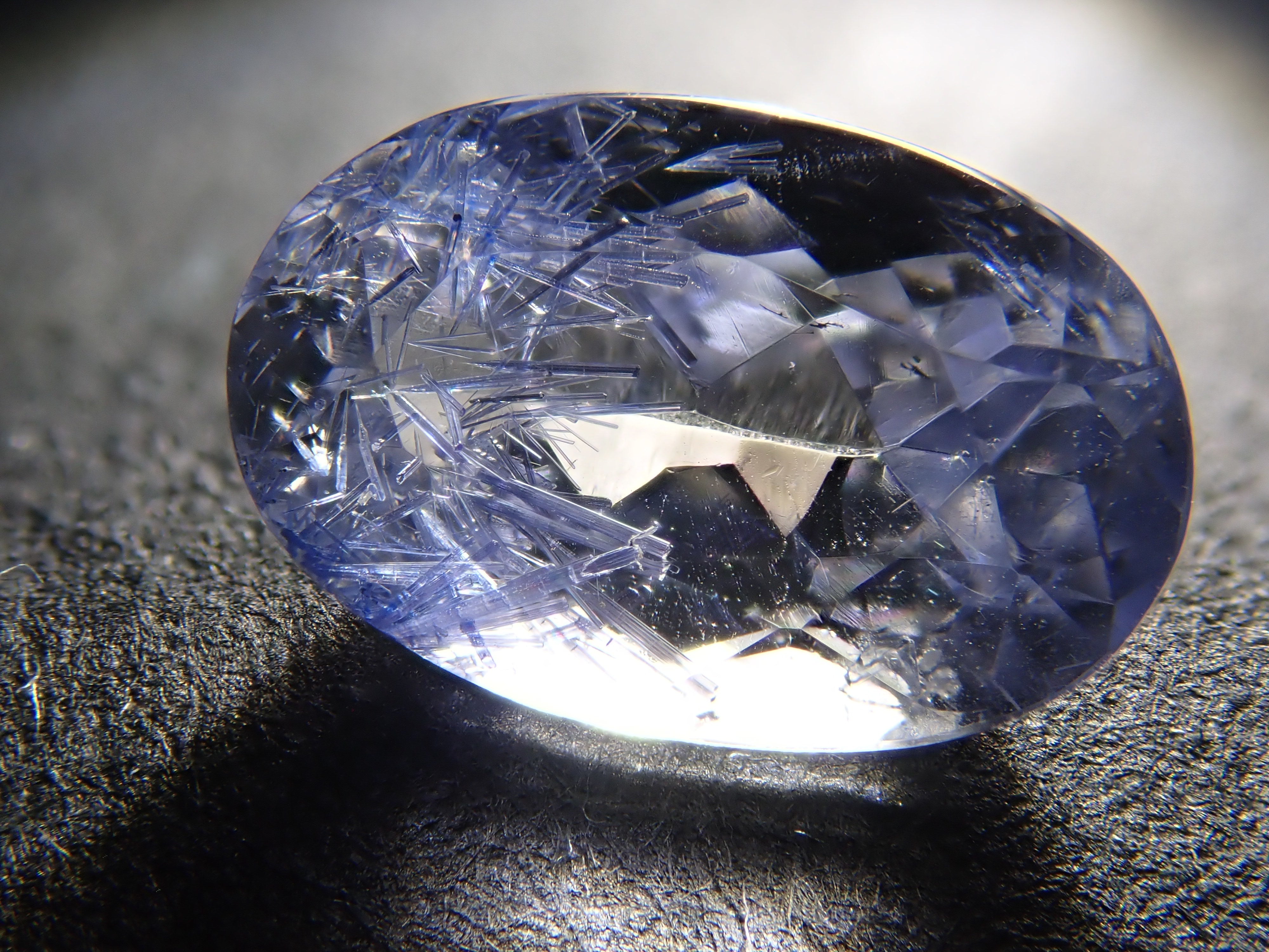 【12561966掲載】ブラジル産デュモルチェライトインクォーツ 0.867ctルース