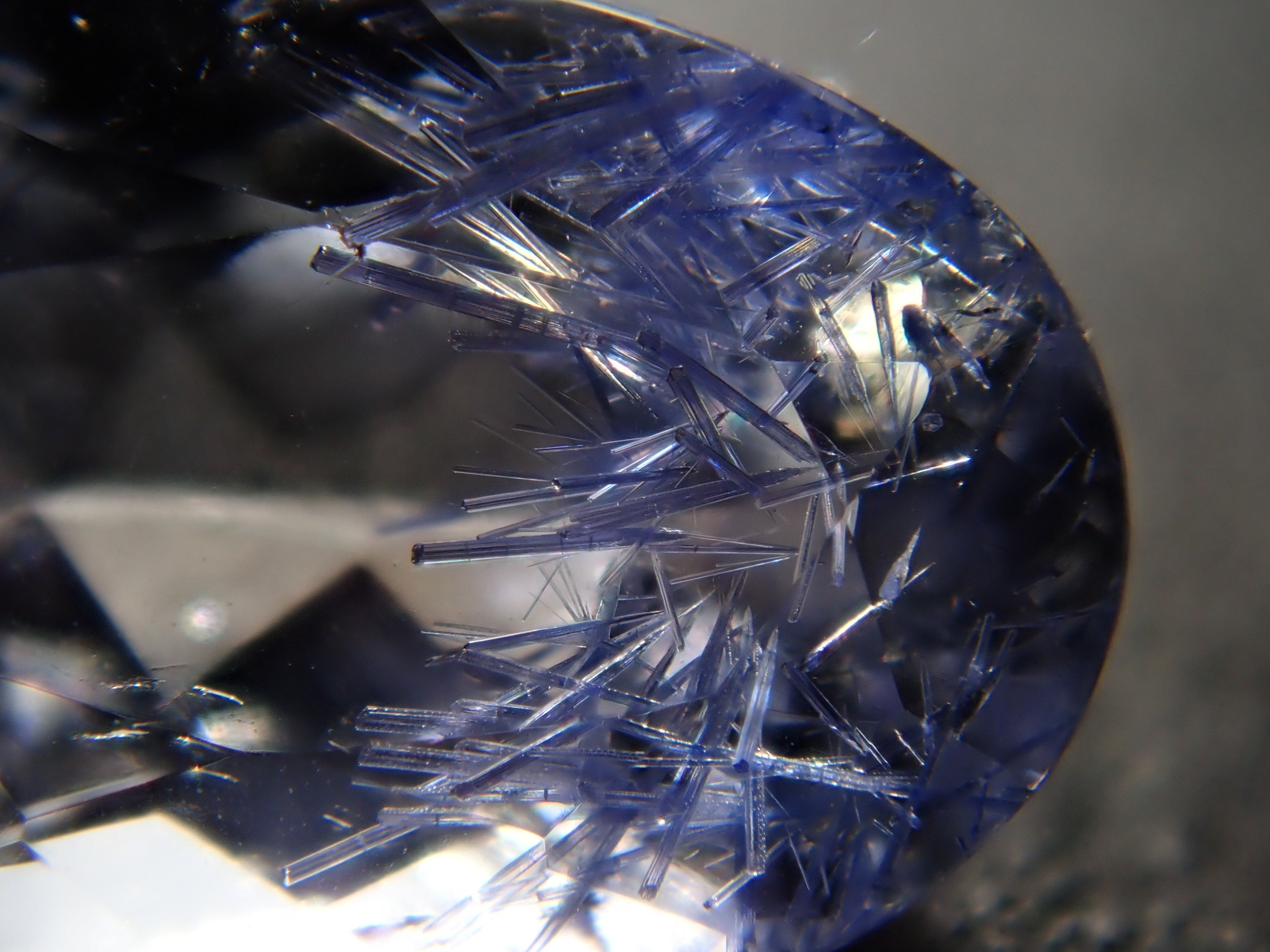 【12561966掲載】ブラジル産デュモルチェライトインクォーツ 0.867ctルース