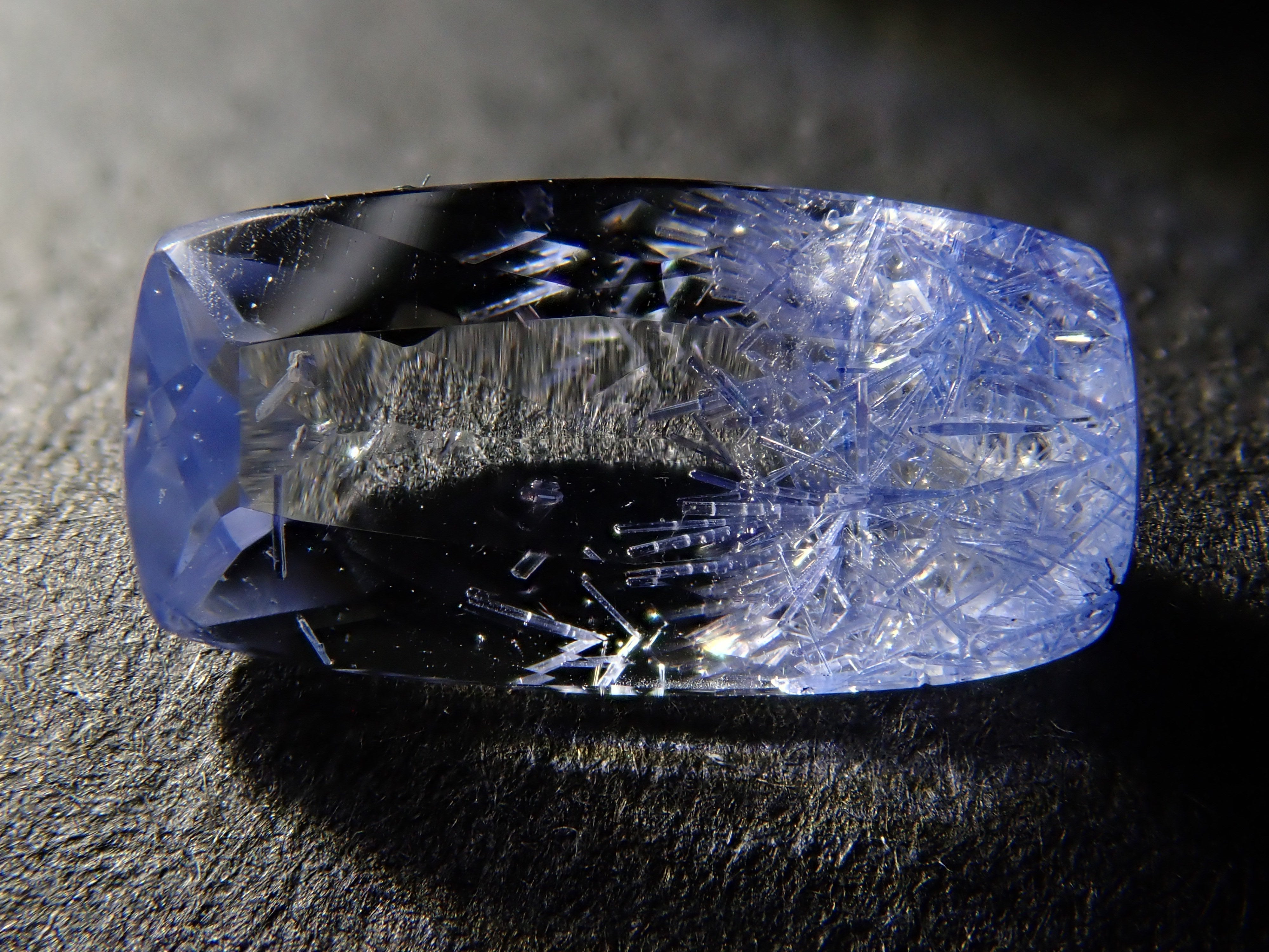 【12561967掲載】ブラジル産デュモルチェライトインクォーツ 0.849ctルース