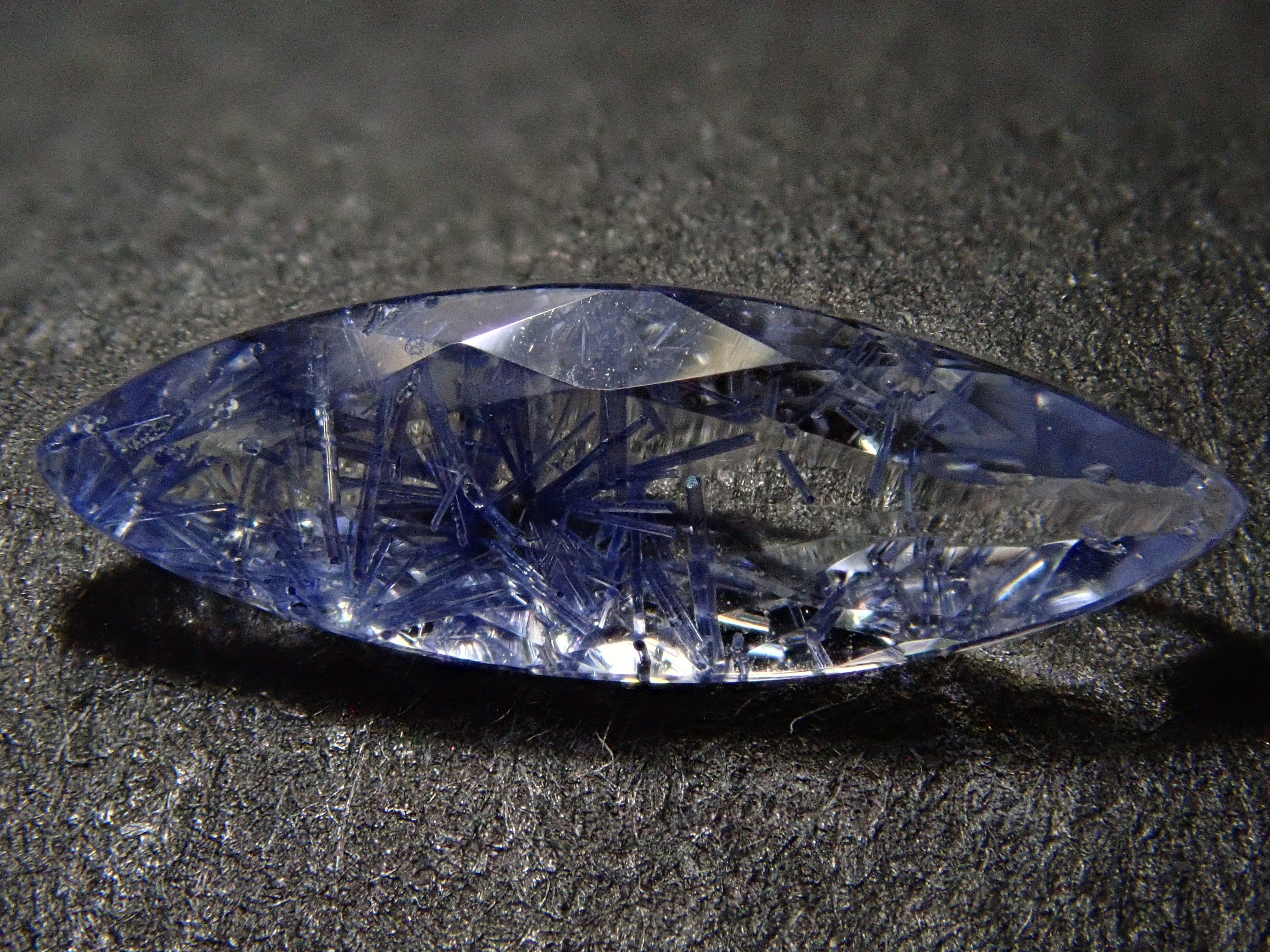 【12561969掲載】ブラジル産デュモルチェライトインクォーツ 0.463ctルース