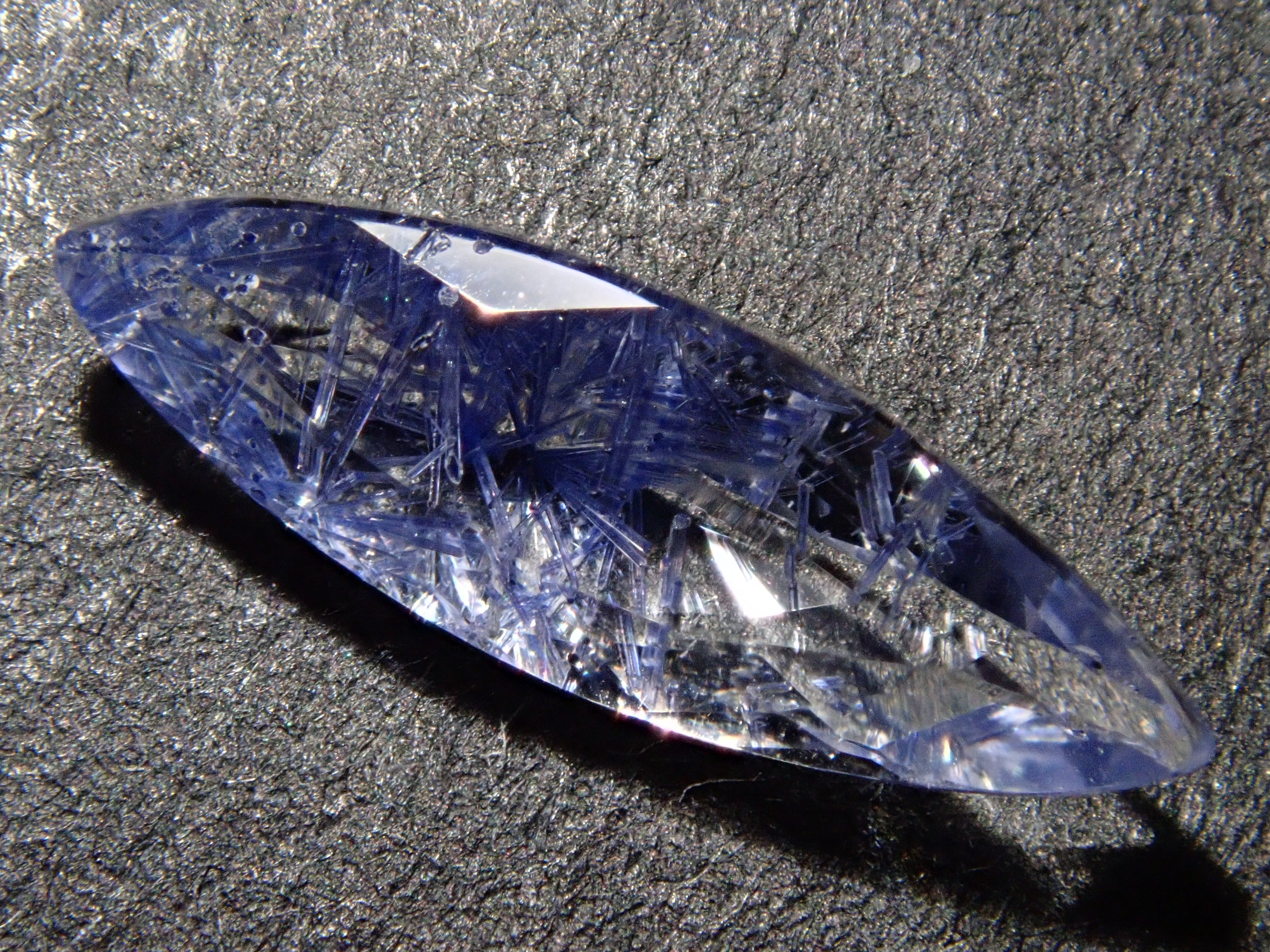 【12561969掲載】ブラジル産デュモルチェライトインクォーツ 0.463ctルース