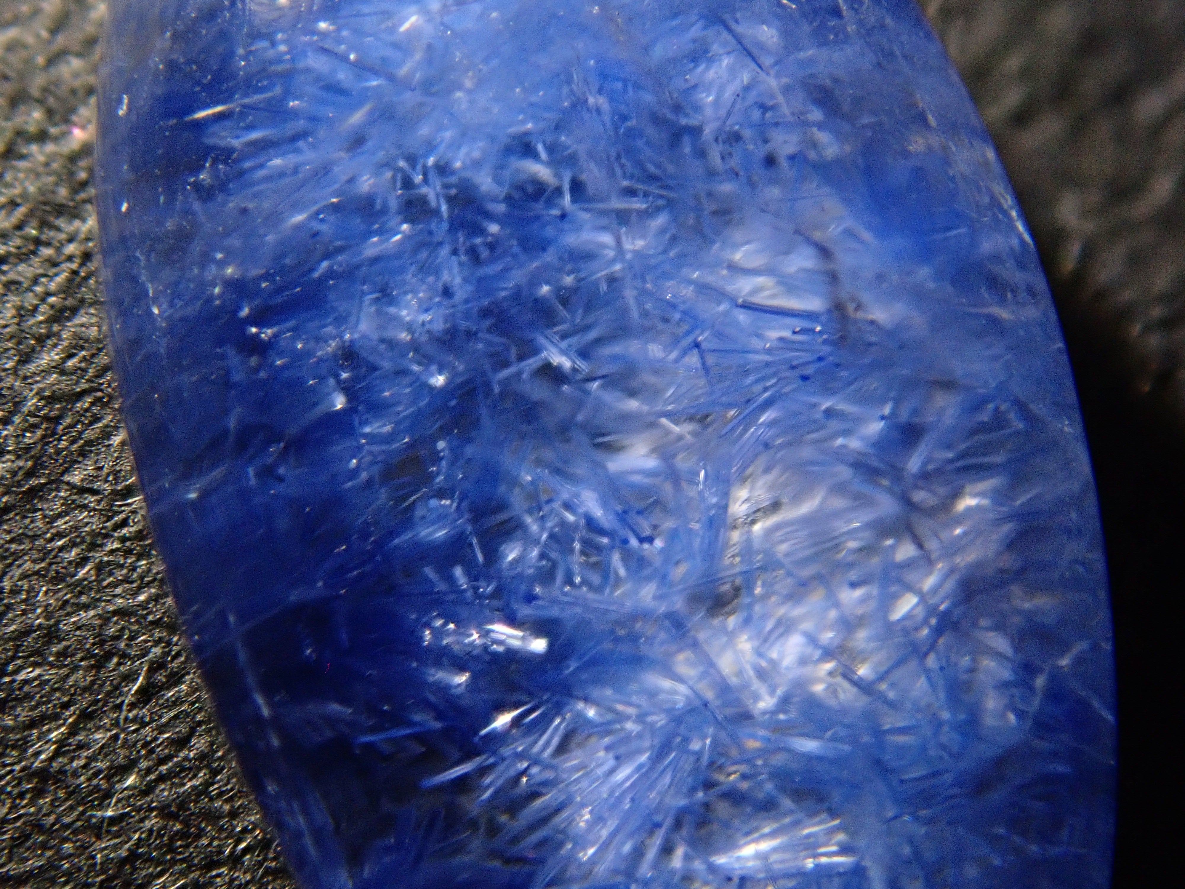 【12561973掲載】ブラジル産デュモルチェライトインクォーツ 2.446ctルース