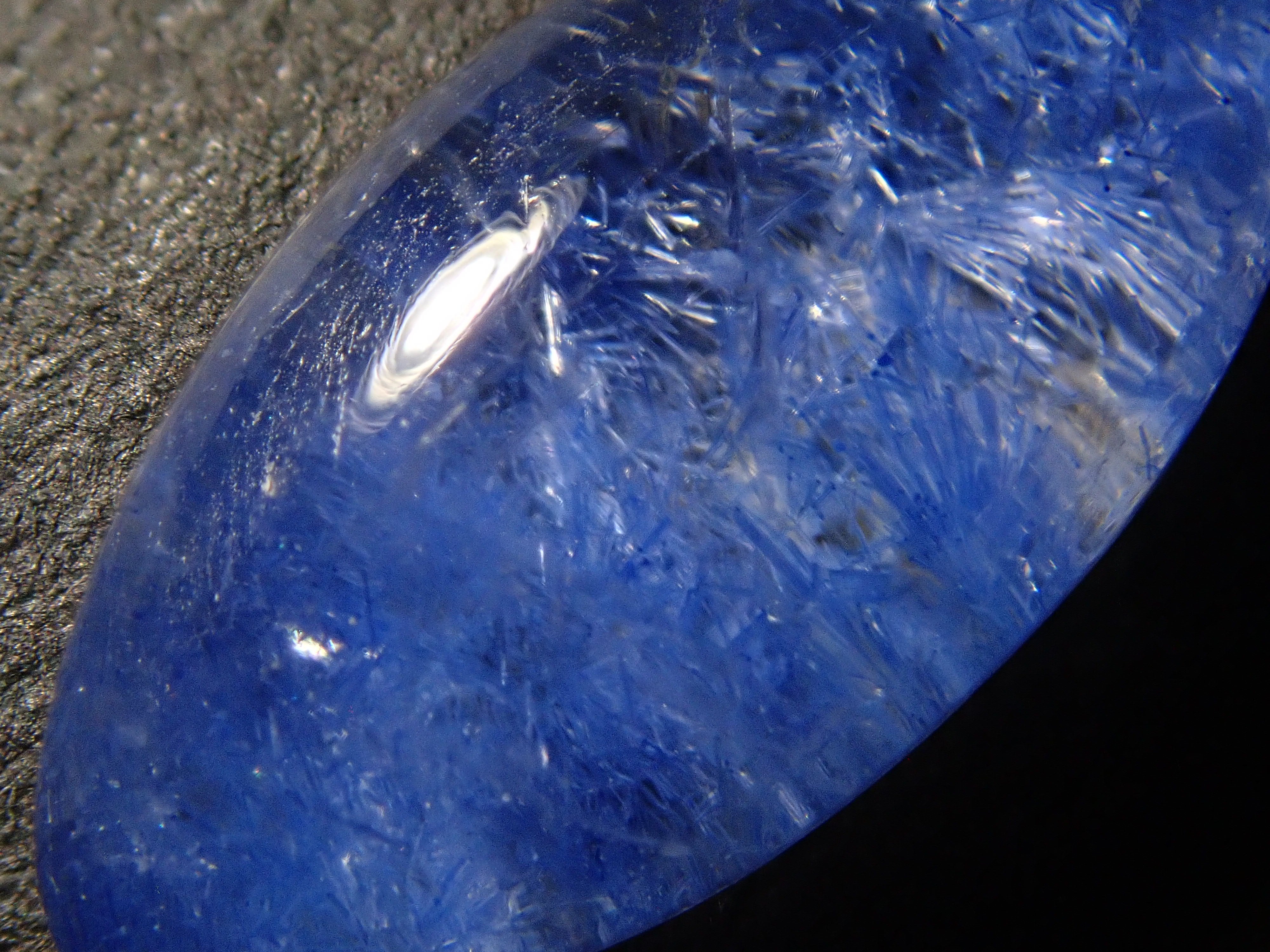 【12561973掲載】ブラジル産デュモルチェライトインクォーツ 2.446ctルース