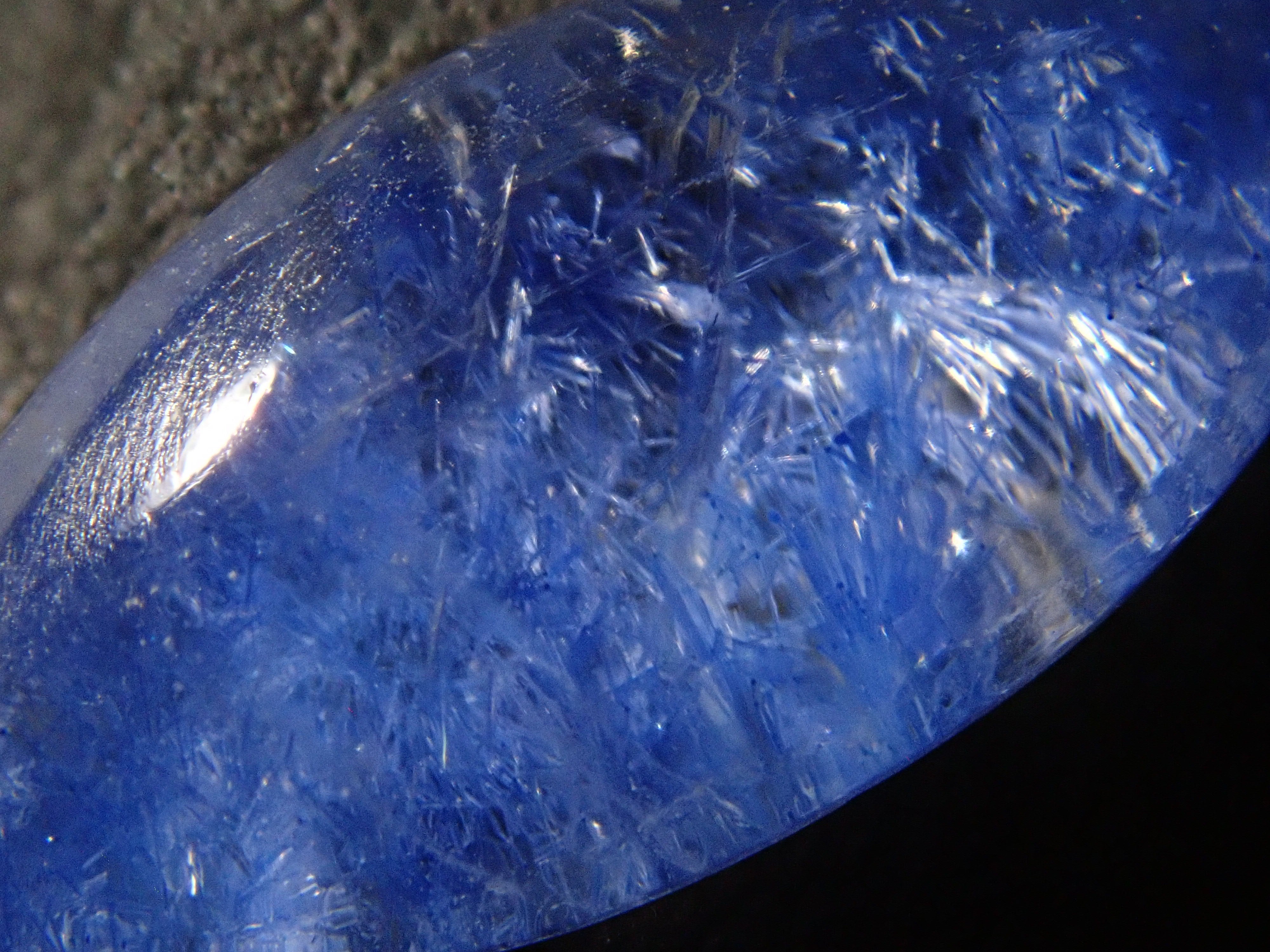 【12561973掲載】ブラジル産デュモルチェライトインクォーツ 2.446ctルース