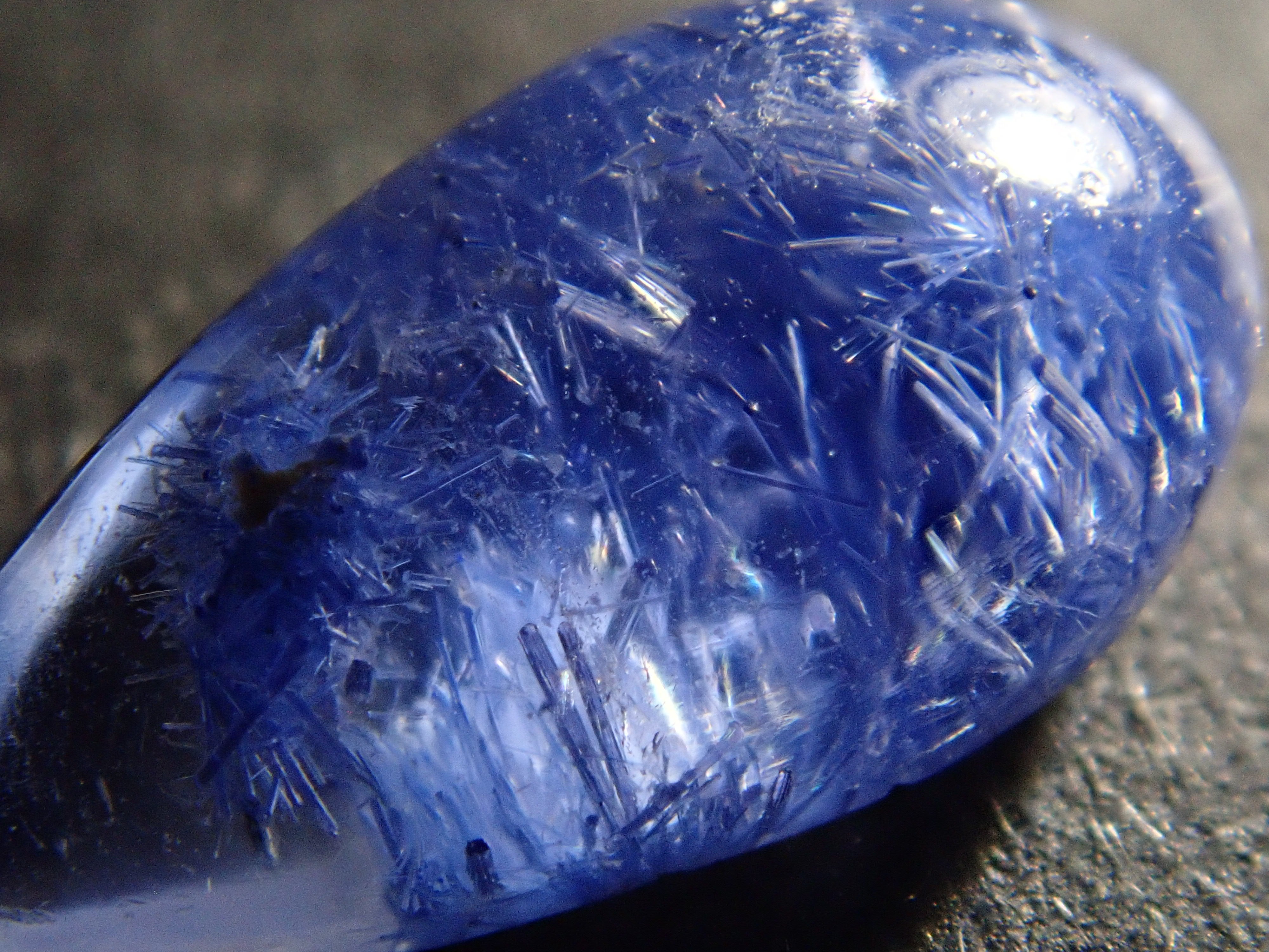 【12561977掲載】ブラジル産デュモルチェライトインクォーツ 1.383ctルース