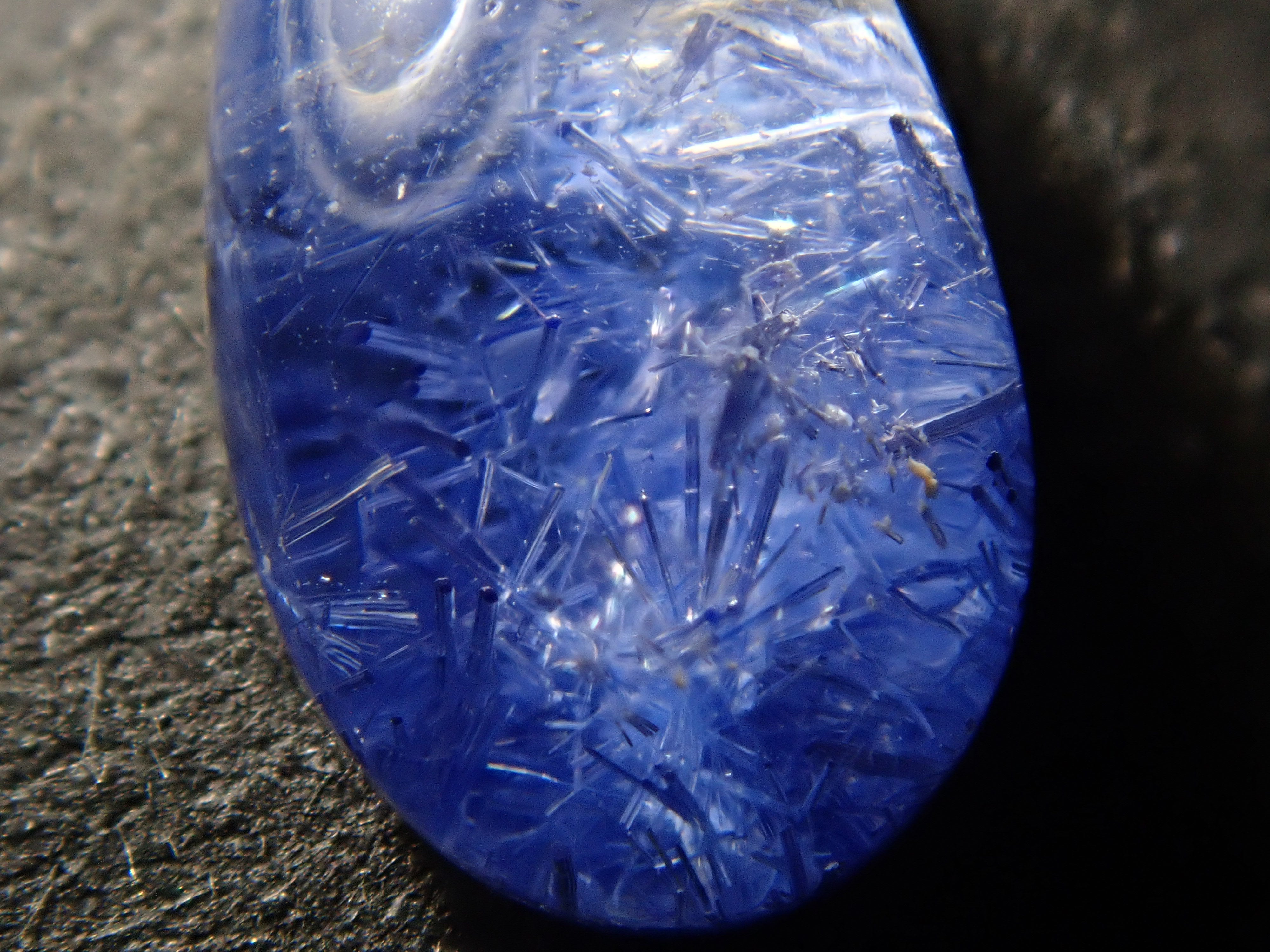 【12561977掲載】ブラジル産デュモルチェライトインクォーツ 1.383ctルース