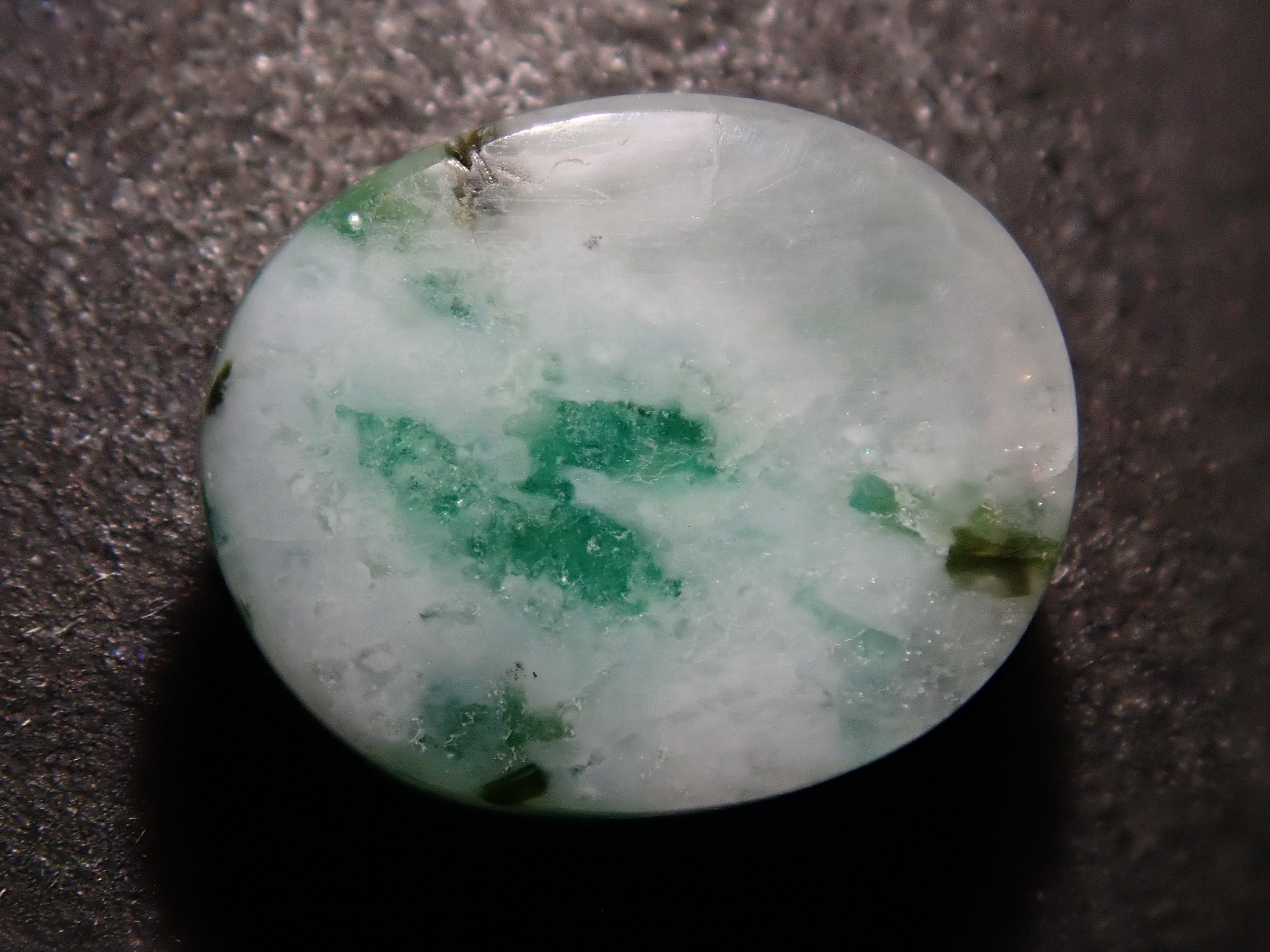 【12561945掲載】ブラジル産エメラルドインクォーツ 3.367ctルース