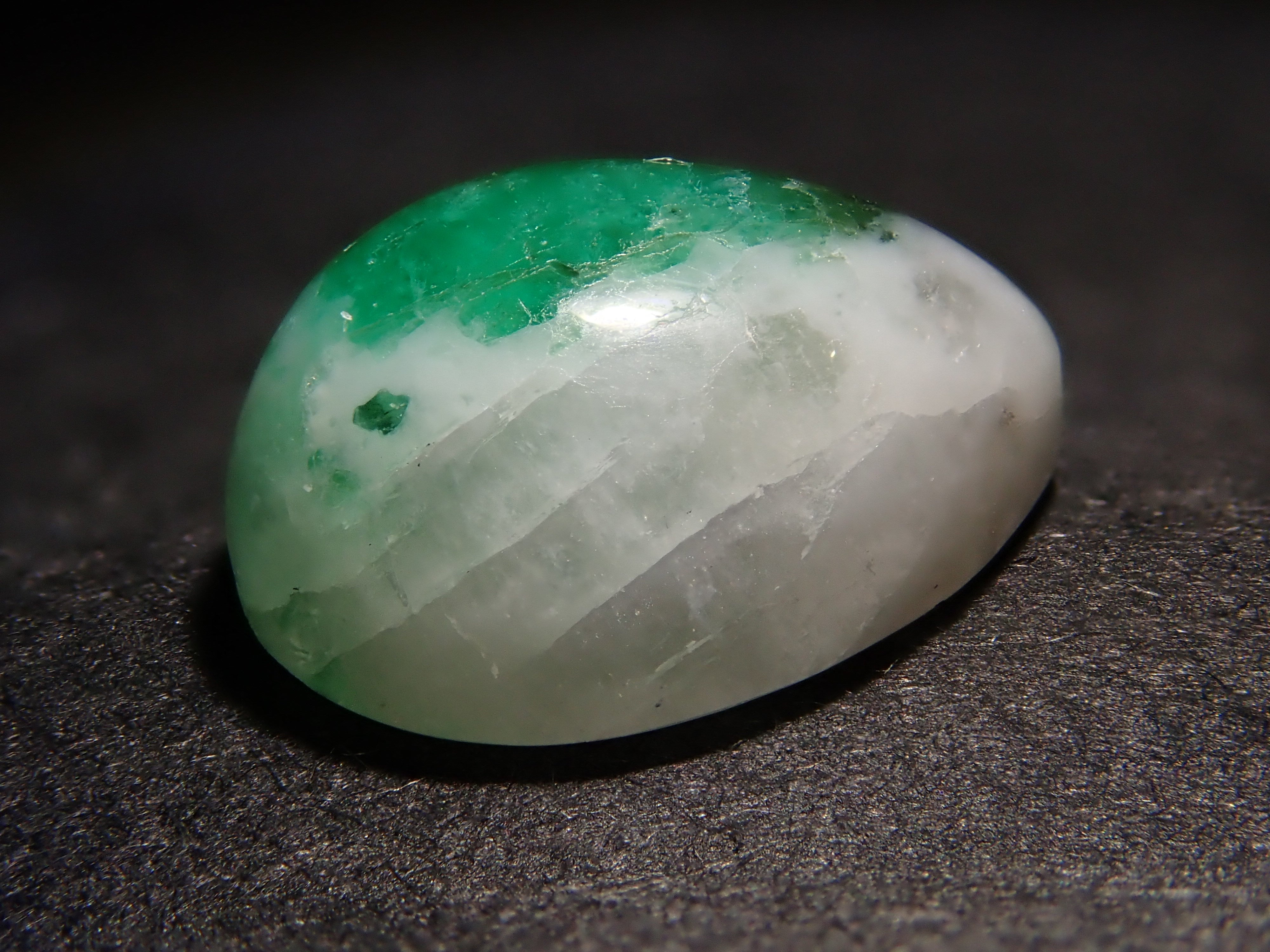 【12561946掲載】ブラジル産エメラルドインクォーツ 2.358ctルース