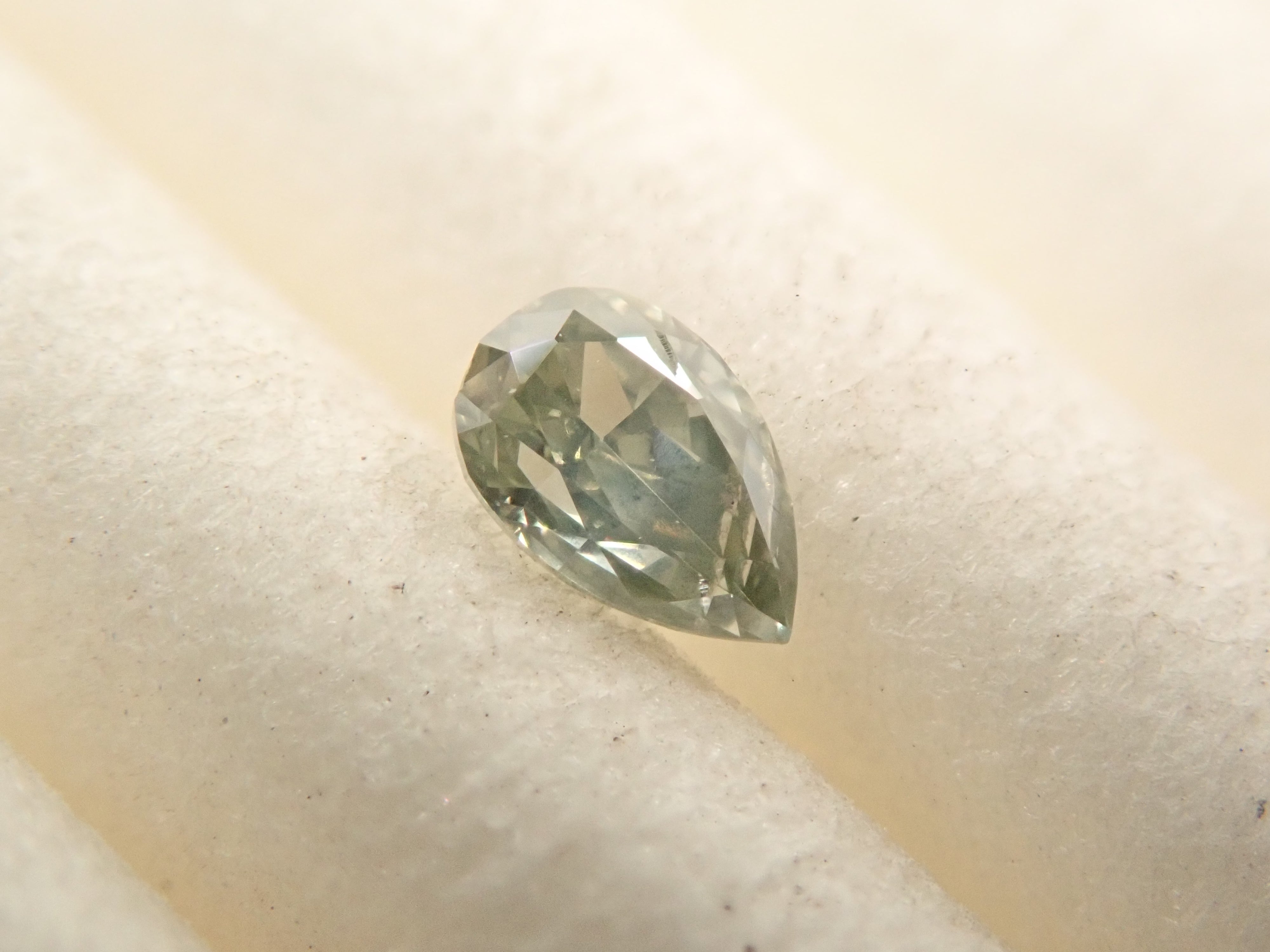 【32501855掲載】グリーンダイヤモンド 0.084ctルース(FANCY GRAY GREEN, I-1)