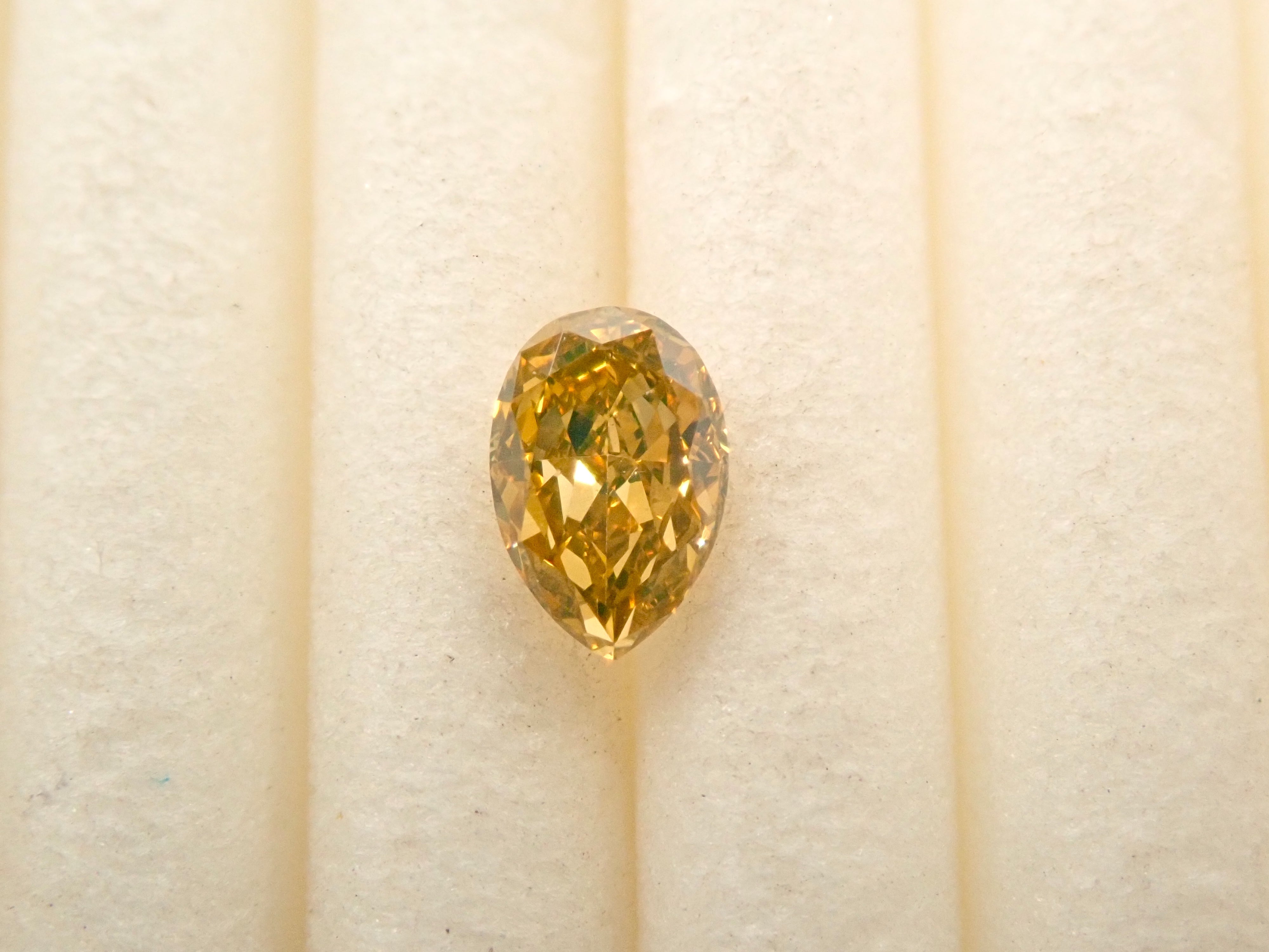 【2/26 22時販売】イエローダイヤモンド 0.209ctルース(FANCY DEEP BROWNISH YELLOW, VVS-2)