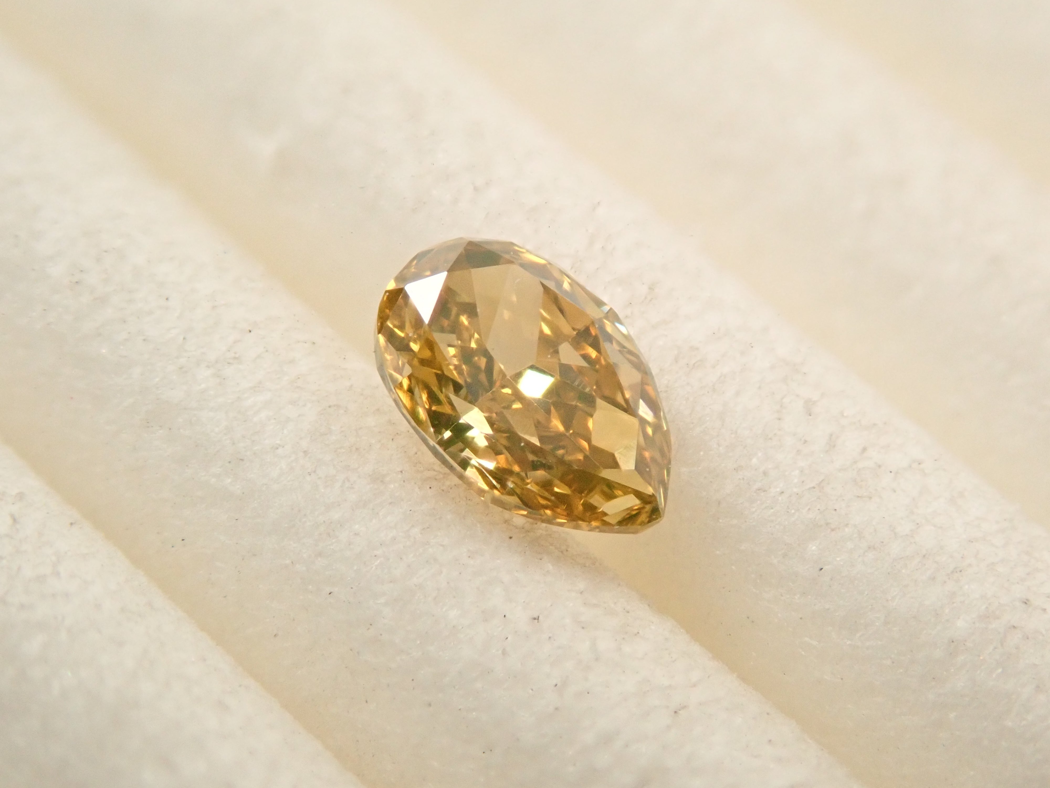 【32501861掲載】イエローダイヤモンド 0.209ctルース(FANCY DEEP BROWNISH YELLOW, VVS-2)