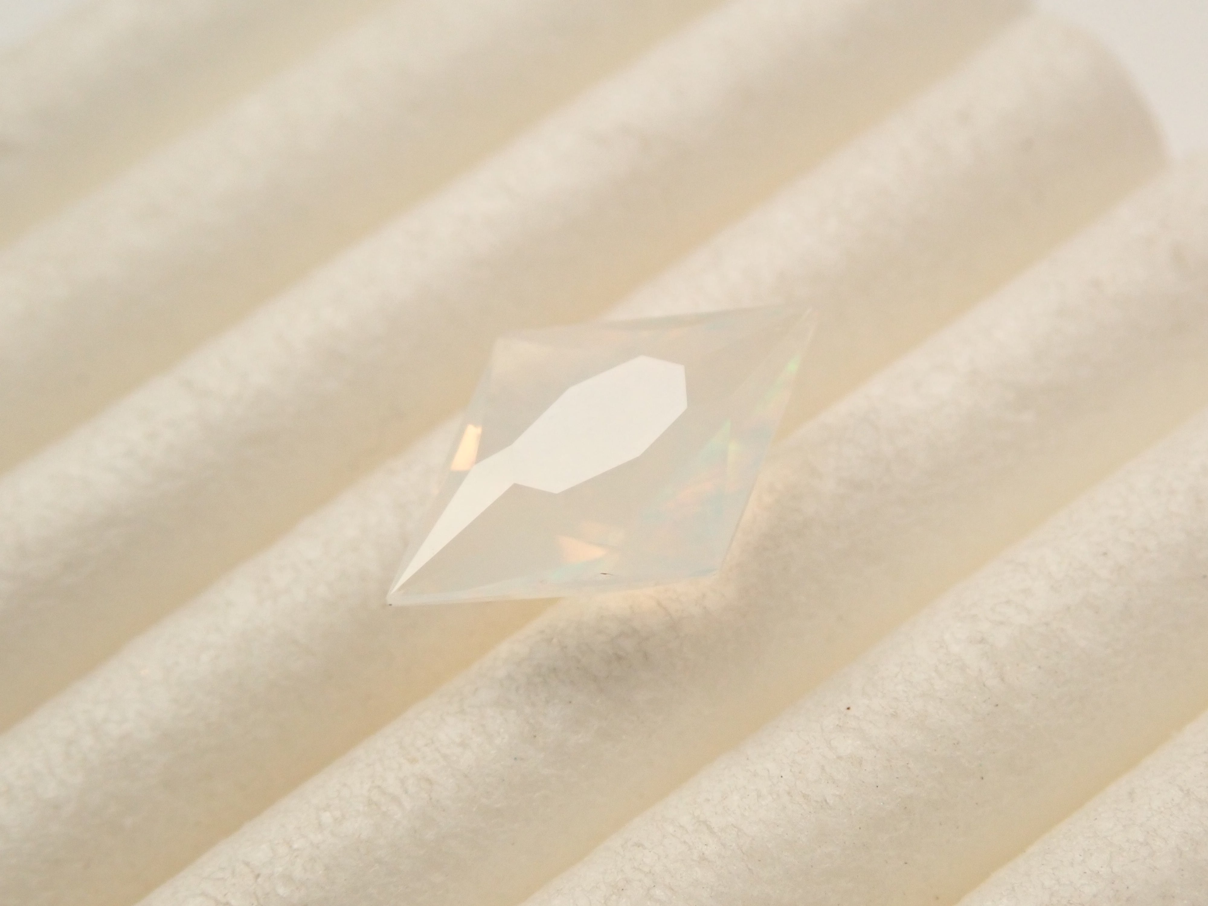 【12561176掲載】メキシコ産オパール(ファセットカット) 0.644ctルース