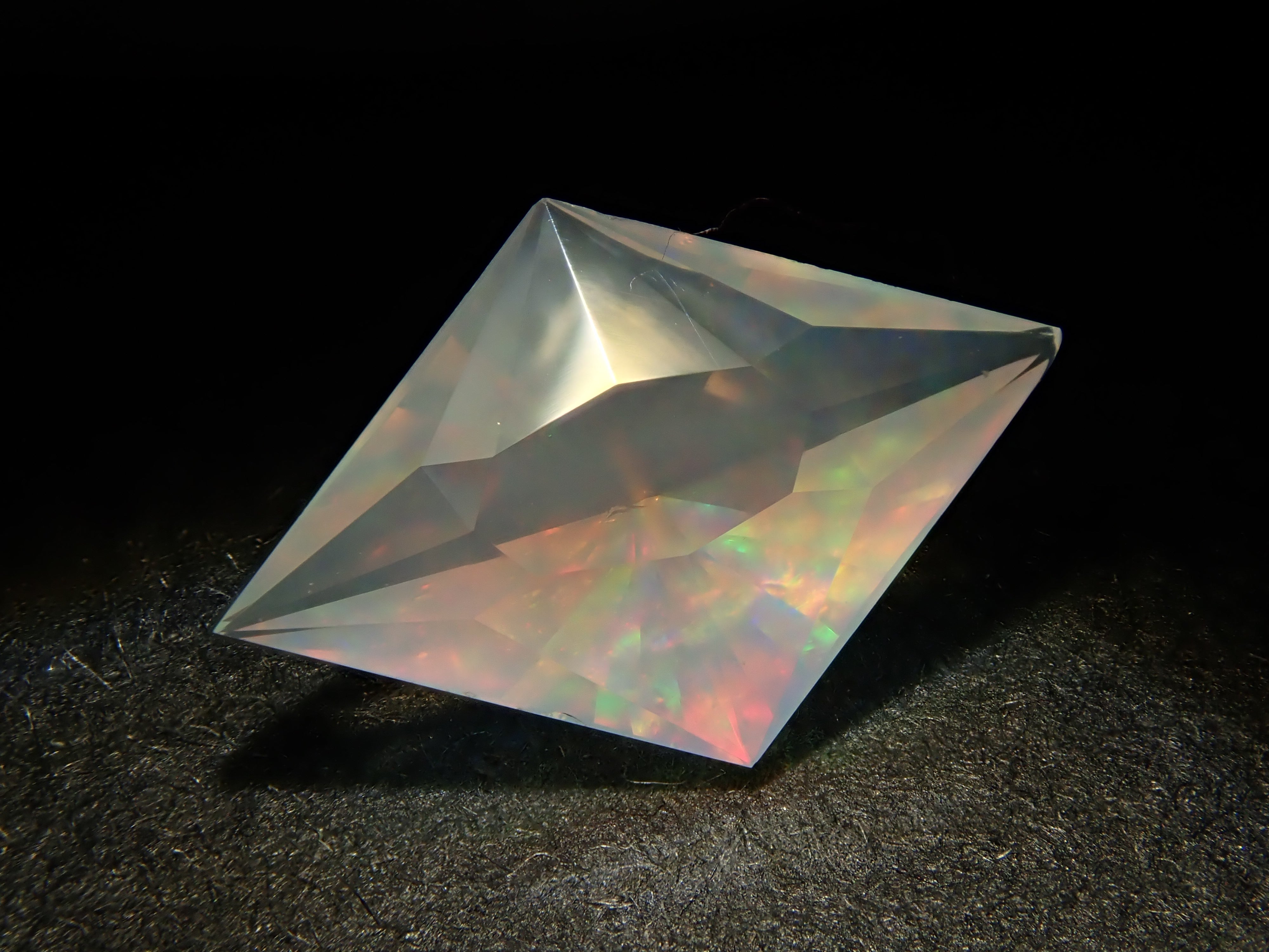 【12561176掲載】メキシコ産オパール(ファセットカット) 0.644ctルース