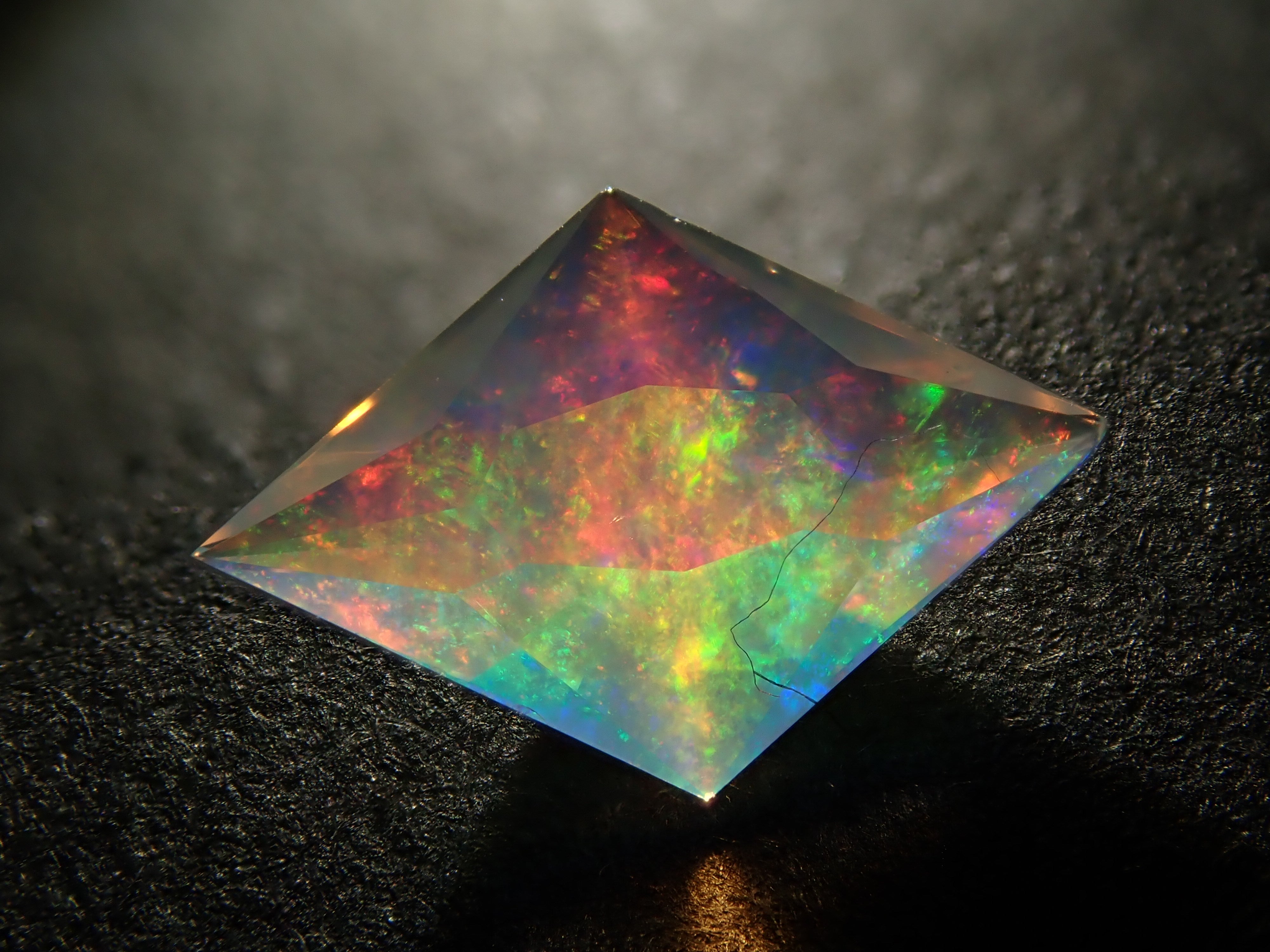 【12561176掲載】メキシコ産オパール(ファセットカット) 0.644ctルース