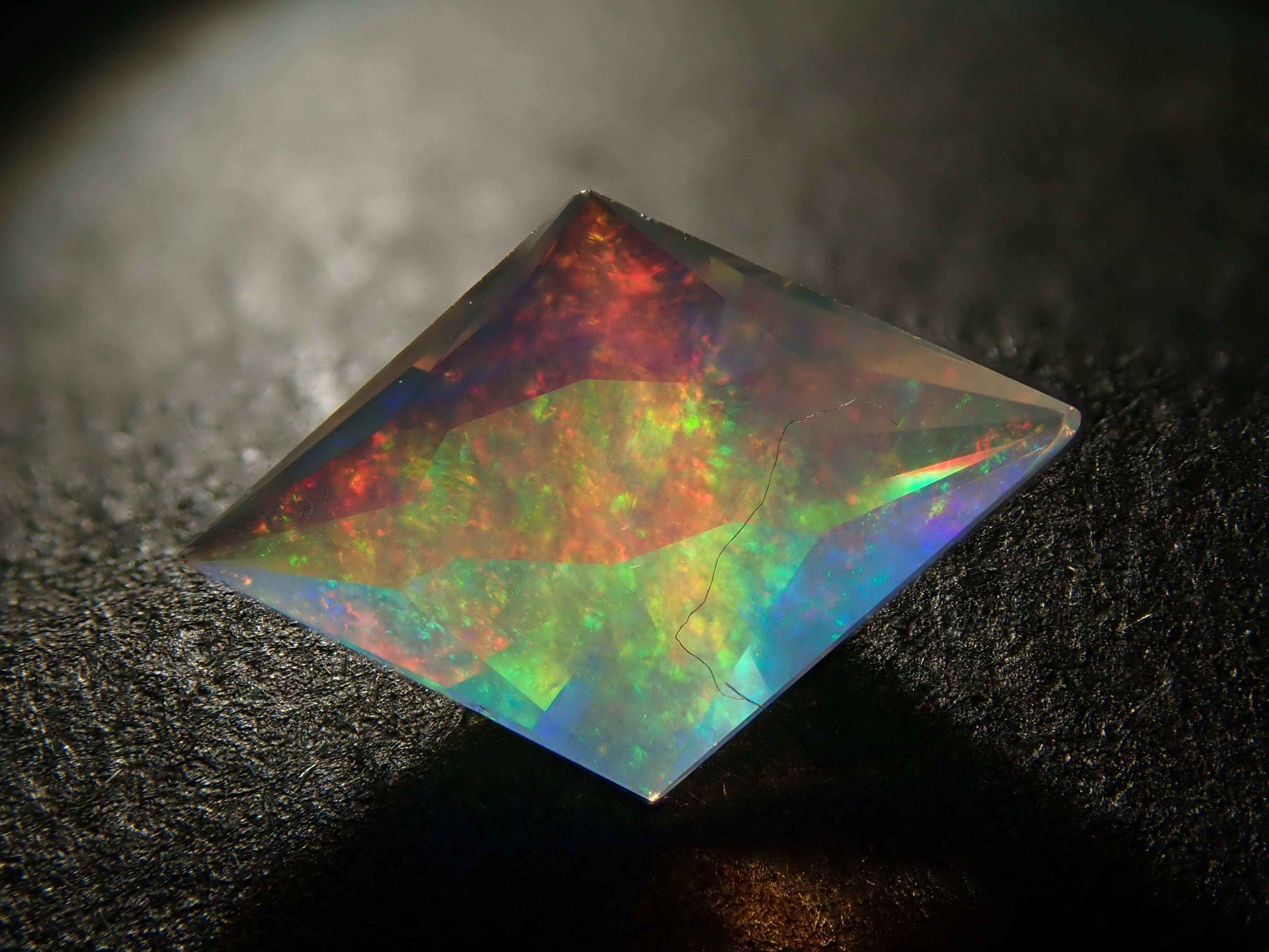 【12561176掲載】メキシコ産オパール(ファセットカット) 0.644ctルース