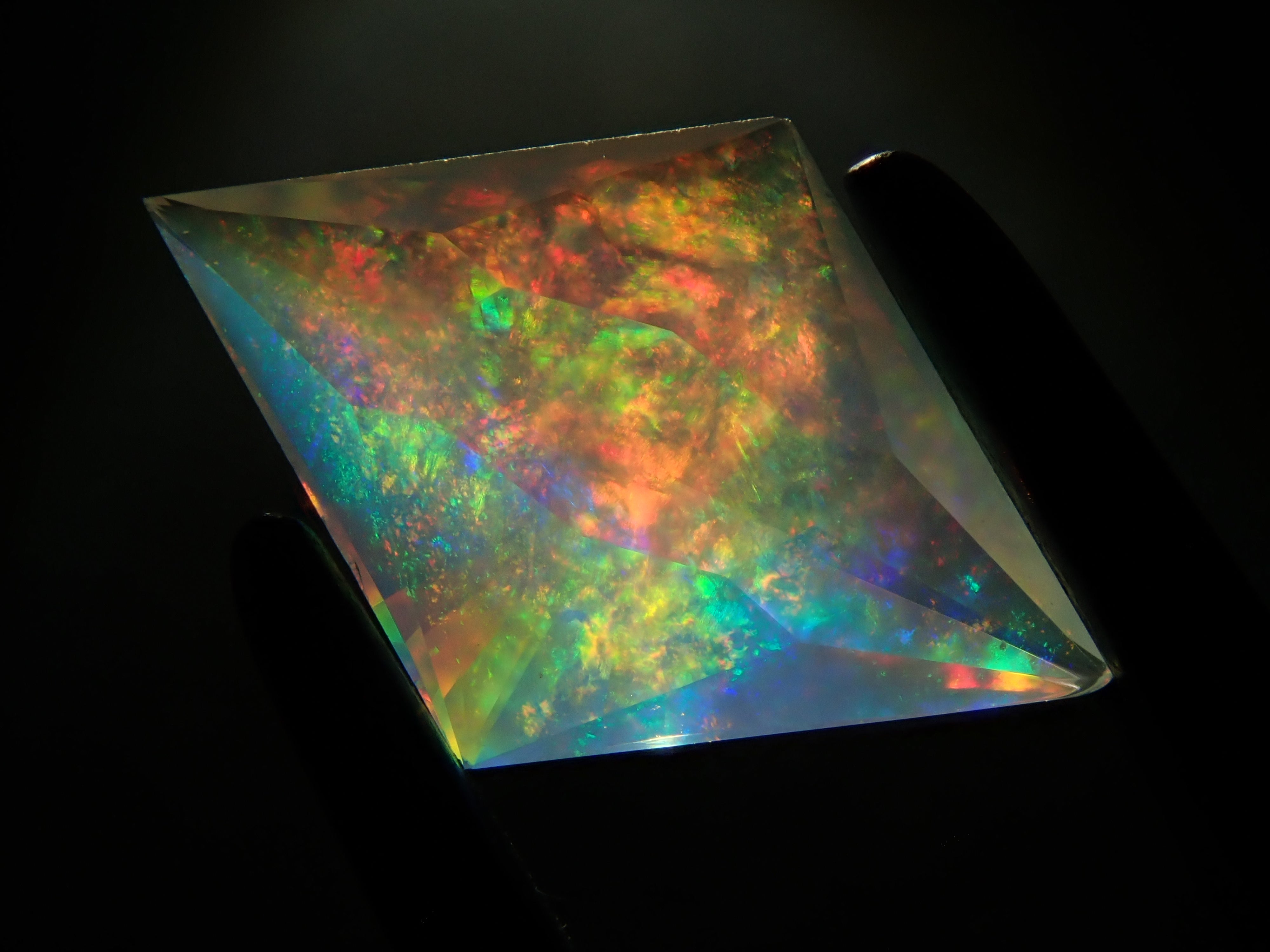 【12561176掲載】メキシコ産オパール(ファセットカット) 0.644ctルース