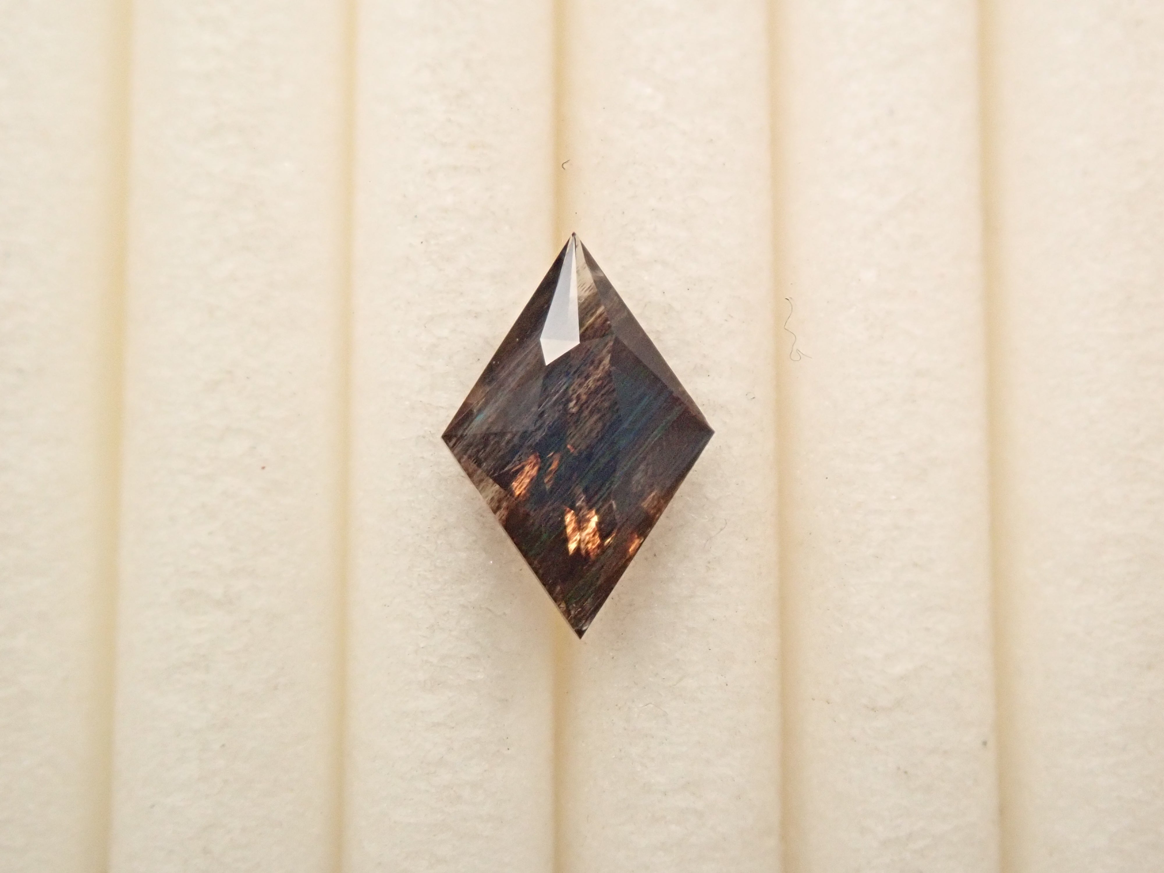 【12561281掲載】ブラジル産レインボースキャポライト 0.435ctルース