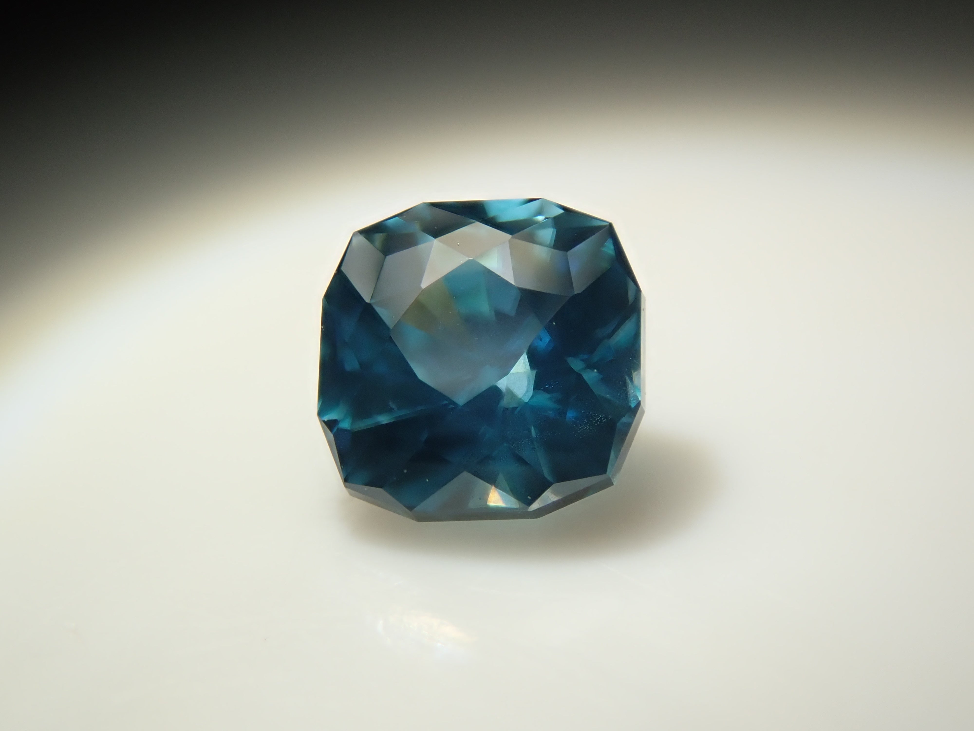 【12561522掲載】カンボジア産ブルージルコン(ラタナキリブルー) 0.354ctルース