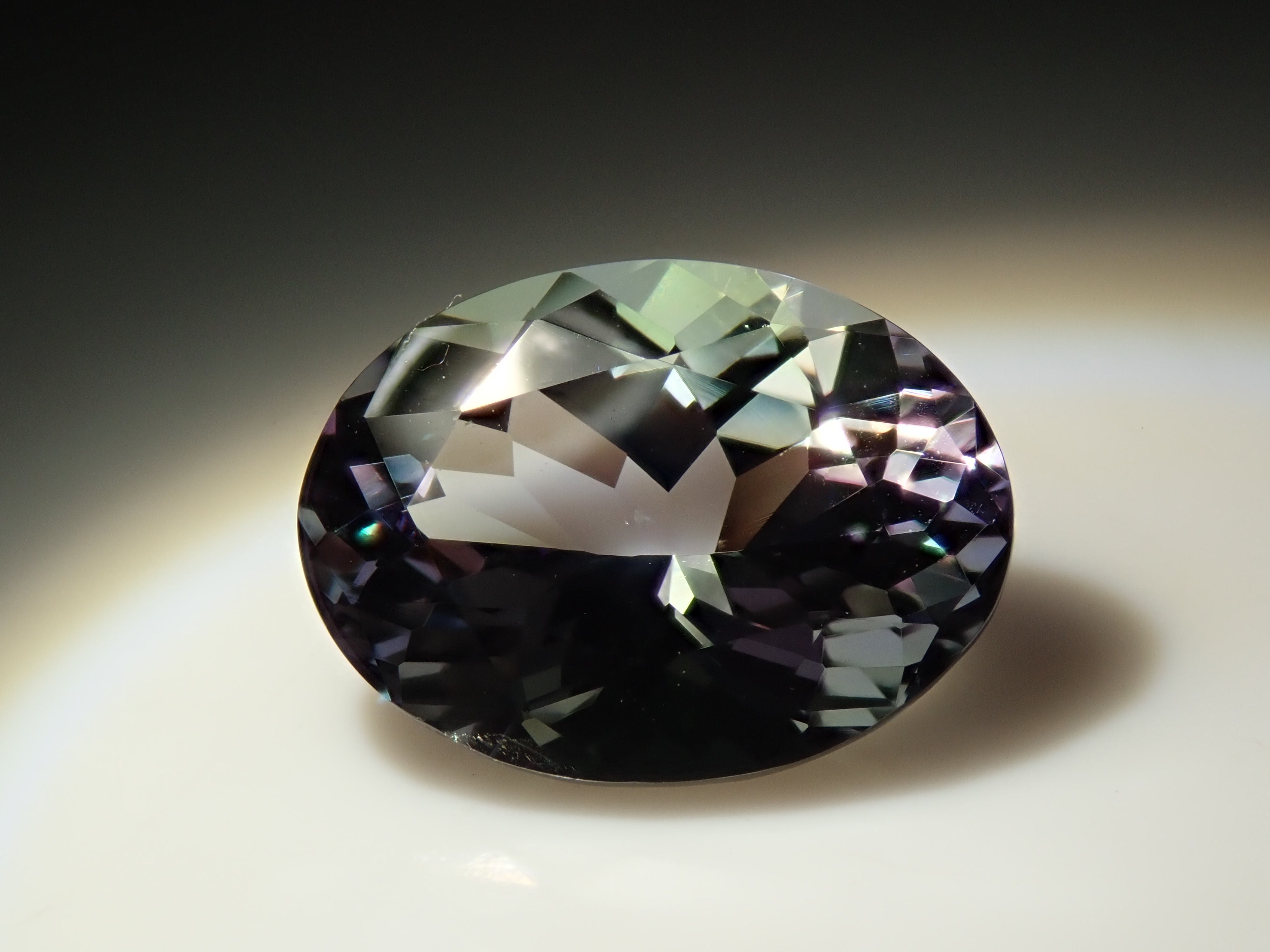 【2/26 22時販売】タンザニア産バイカラーゾイサイト 2.322ctルース