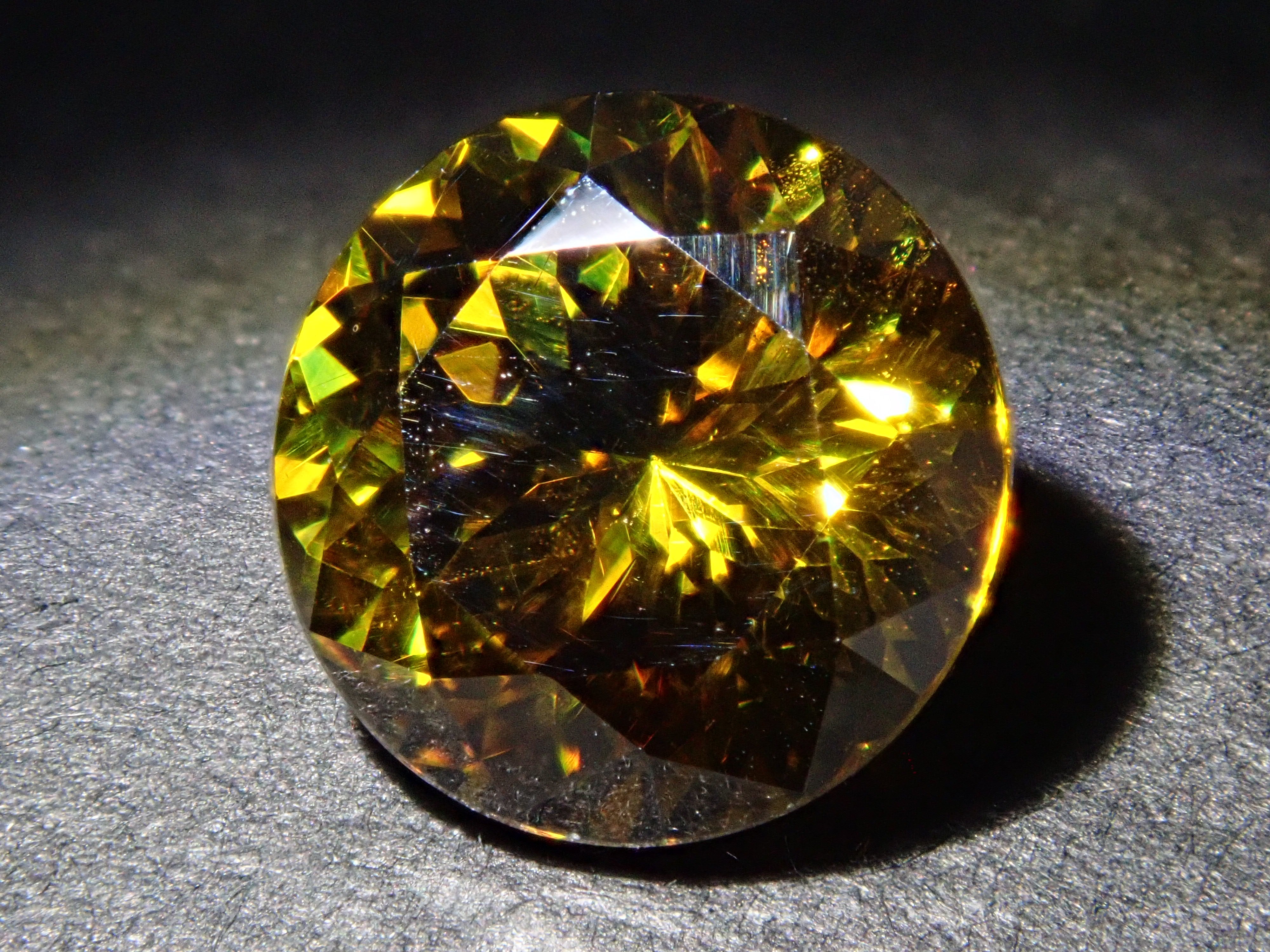 【12562013掲載】ブルガリア産スファレライト 2.233ctルース