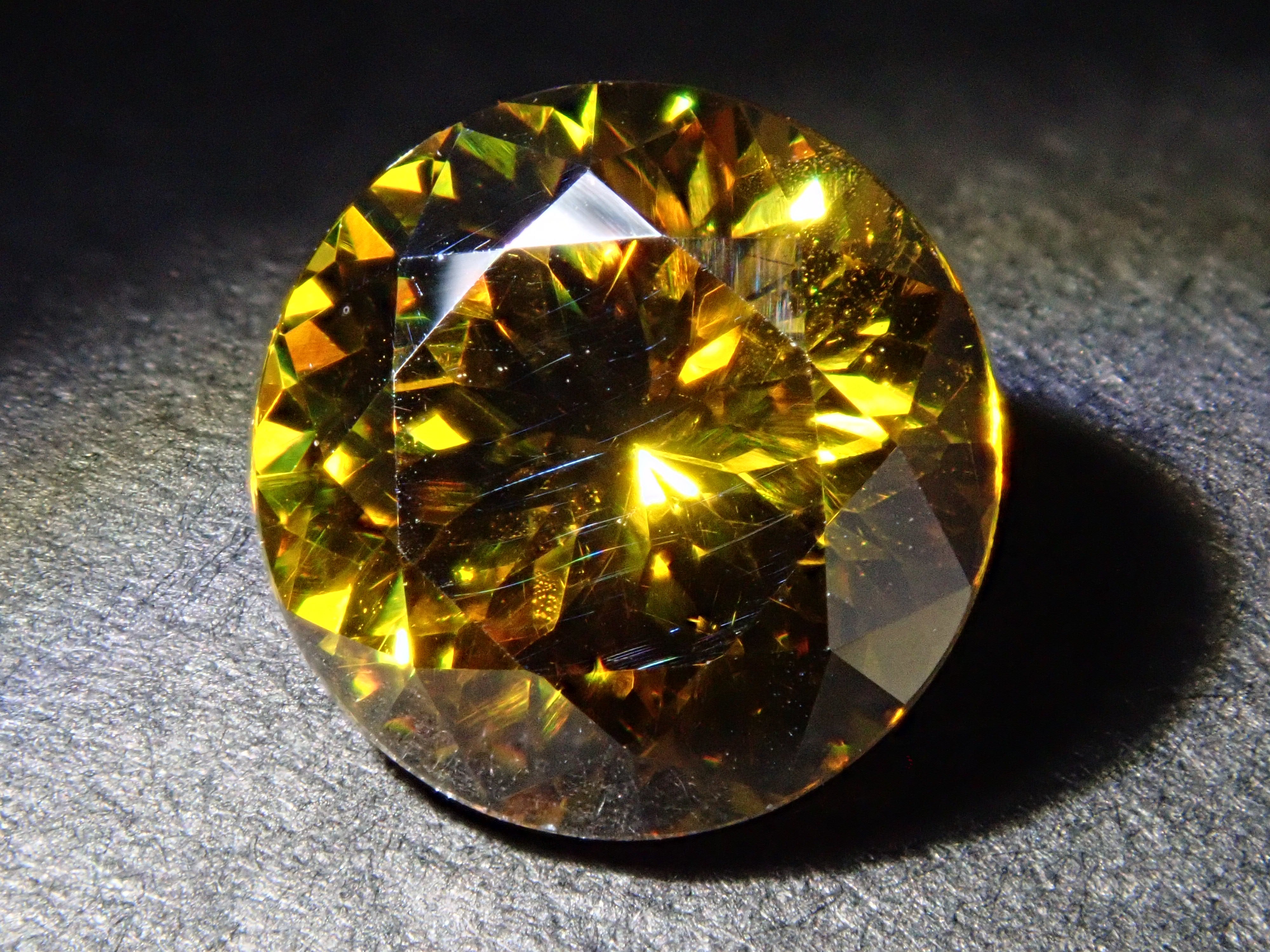 【12562013掲載】ブルガリア産スファレライト 2.233ctルース