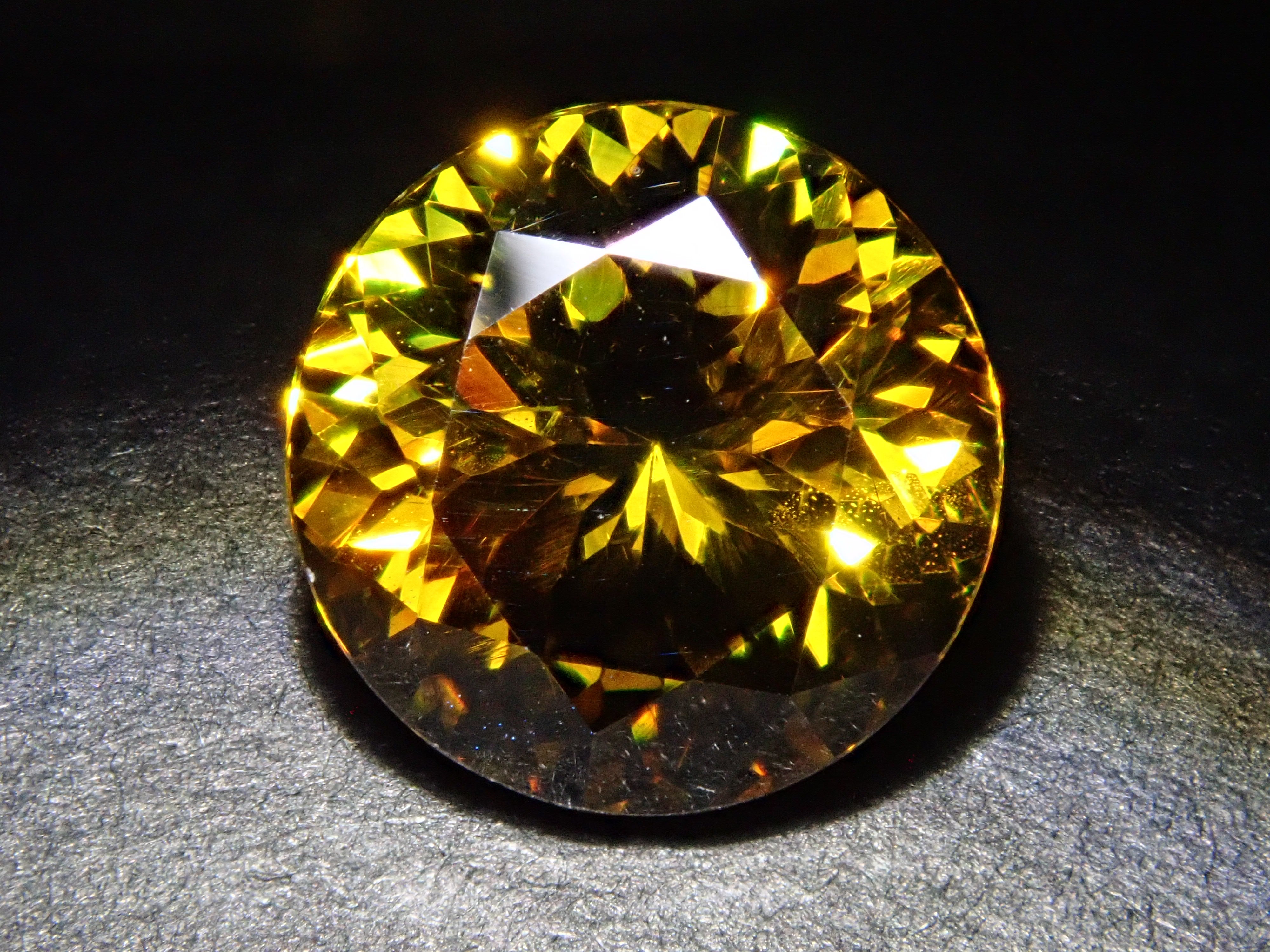 【12562013掲載】ブルガリア産スファレライト 2.233ctルース