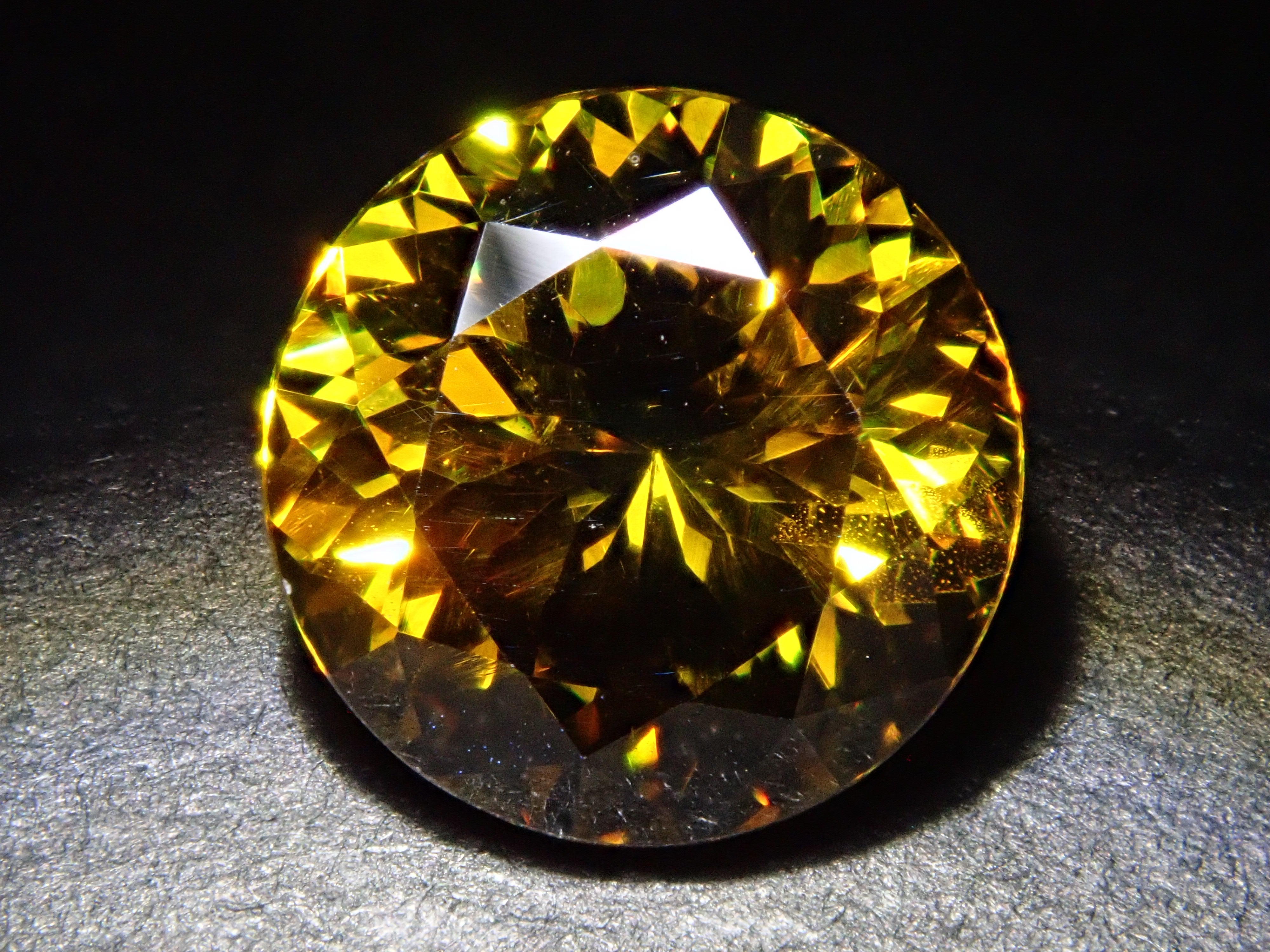 【12562013掲載】ブルガリア産スファレライト 2.233ctルース