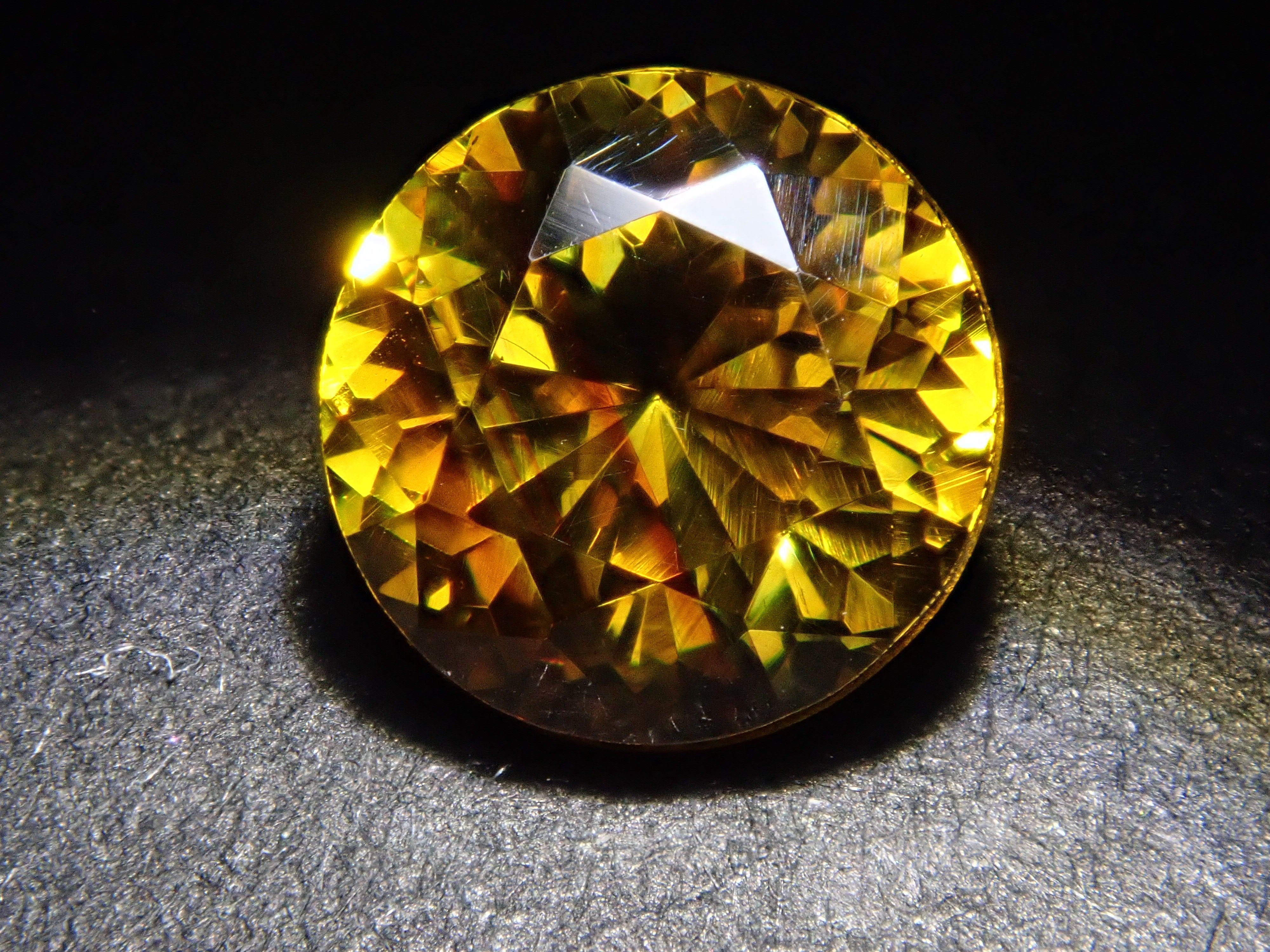 【12562014掲載】ブルガリア産スファレライト 1.058ctルース