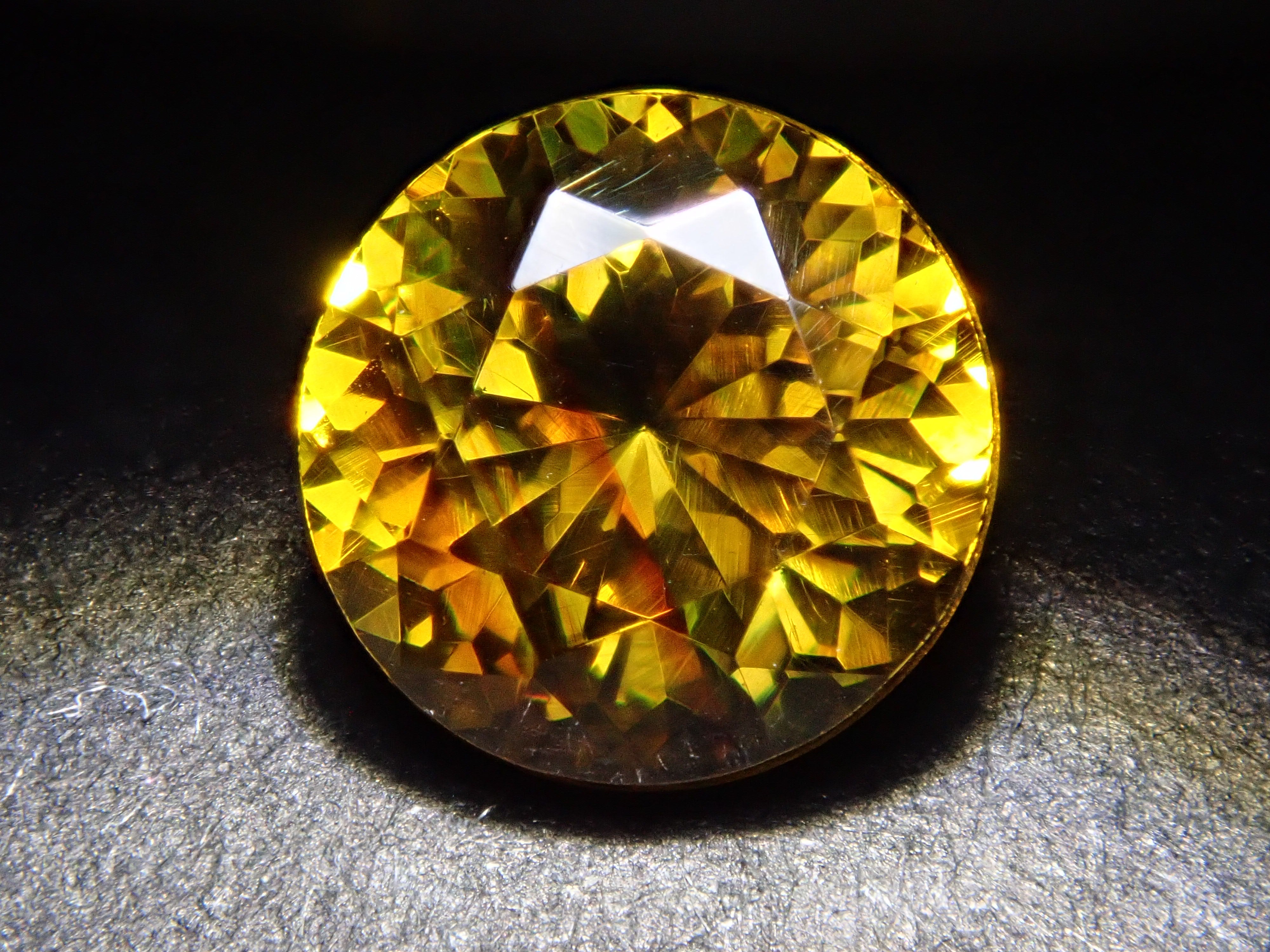 【12562014掲載】ブルガリア産スファレライト 1.058ctルース