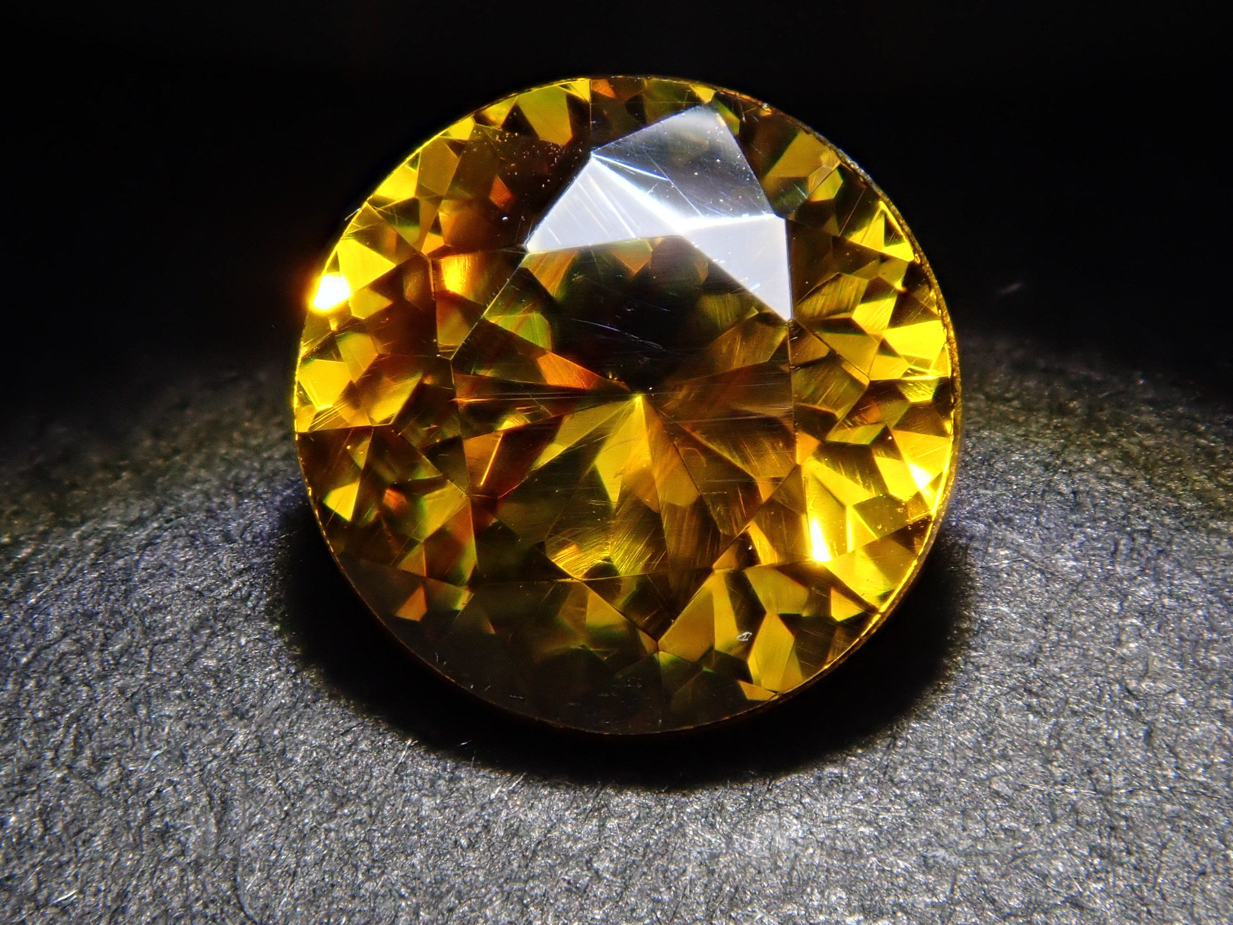 【12562014掲載】ブルガリア産スファレライト 1.058ctルース