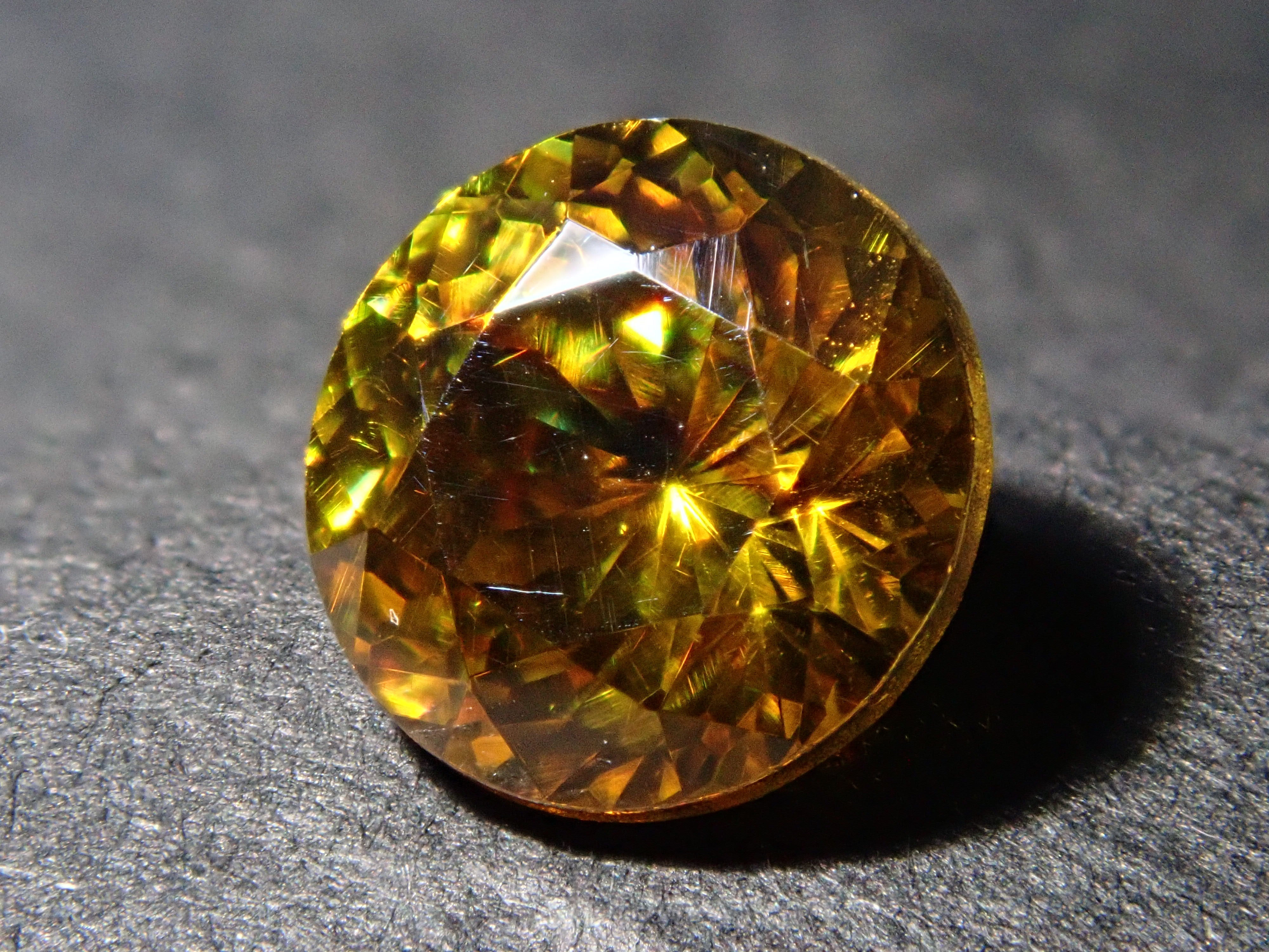 【12562014掲載】ブルガリア産スファレライト 1.058ctルース