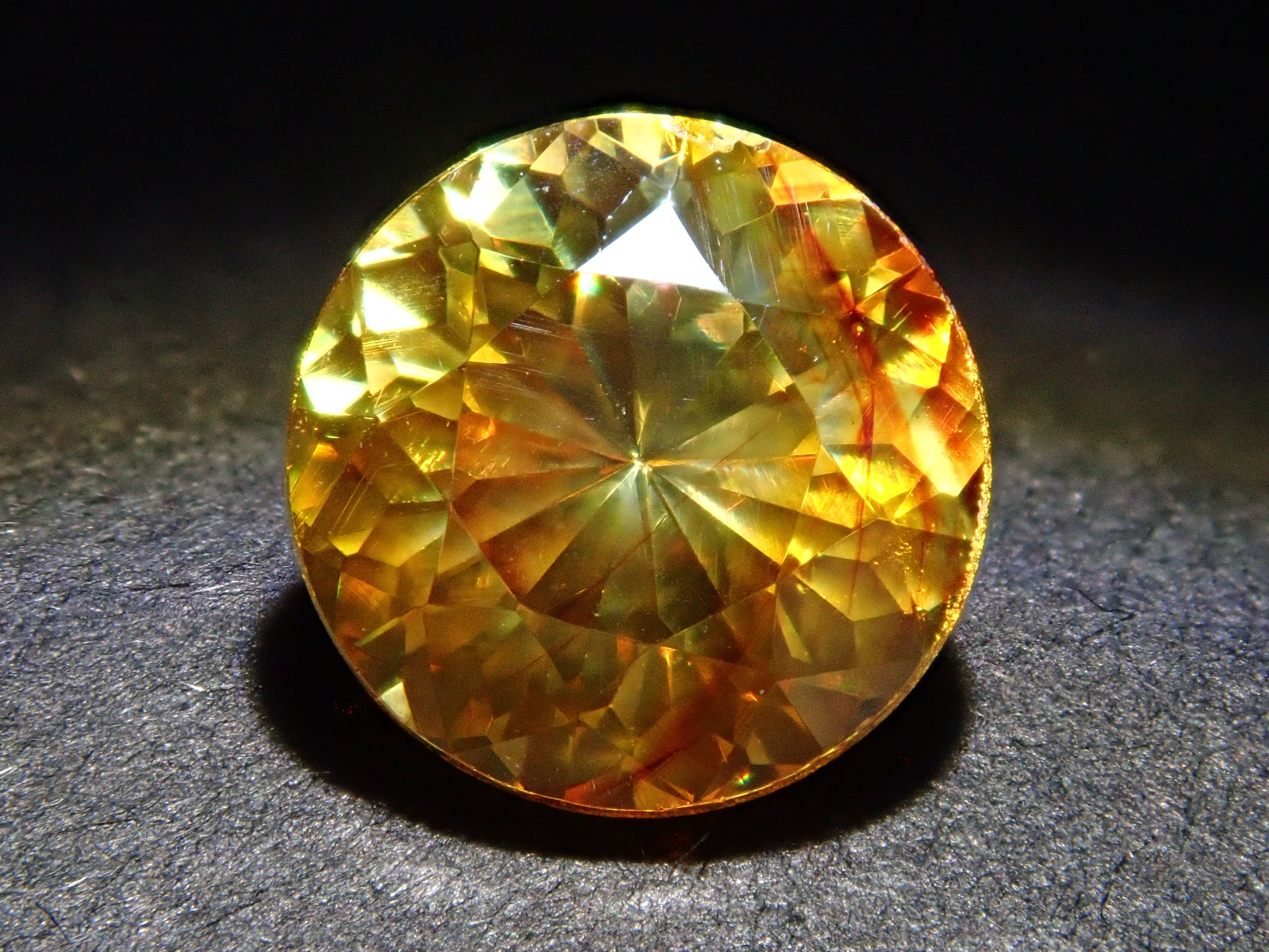 【12562006掲載】スペイン産バイカラースファレライト 1.496ctルース