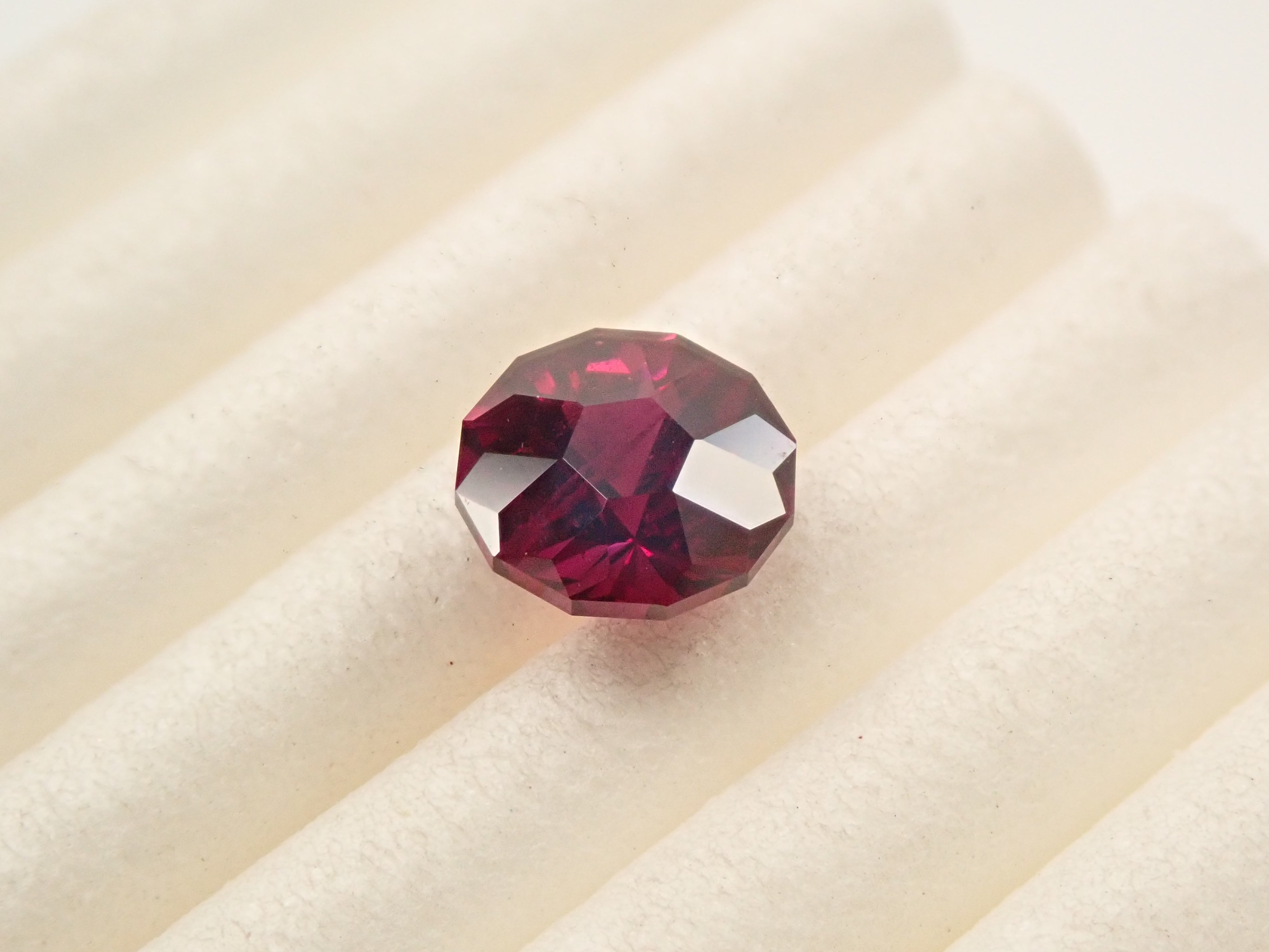 【12561906掲載】タンザニア産ロードライトガーネット 1.084ctルース