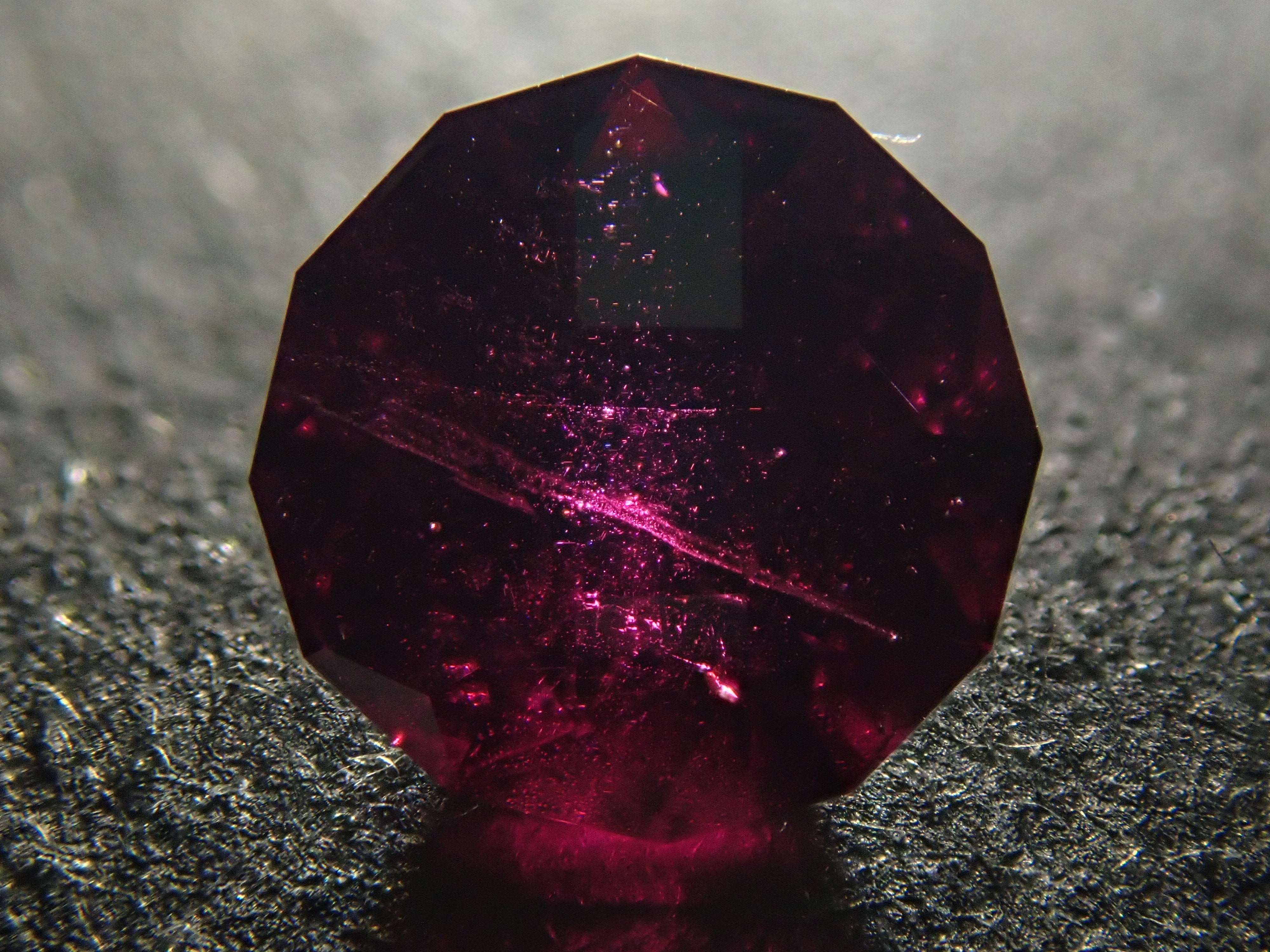 【12561906掲載】タンザニア産ロードライトガーネット 1.084ctルース