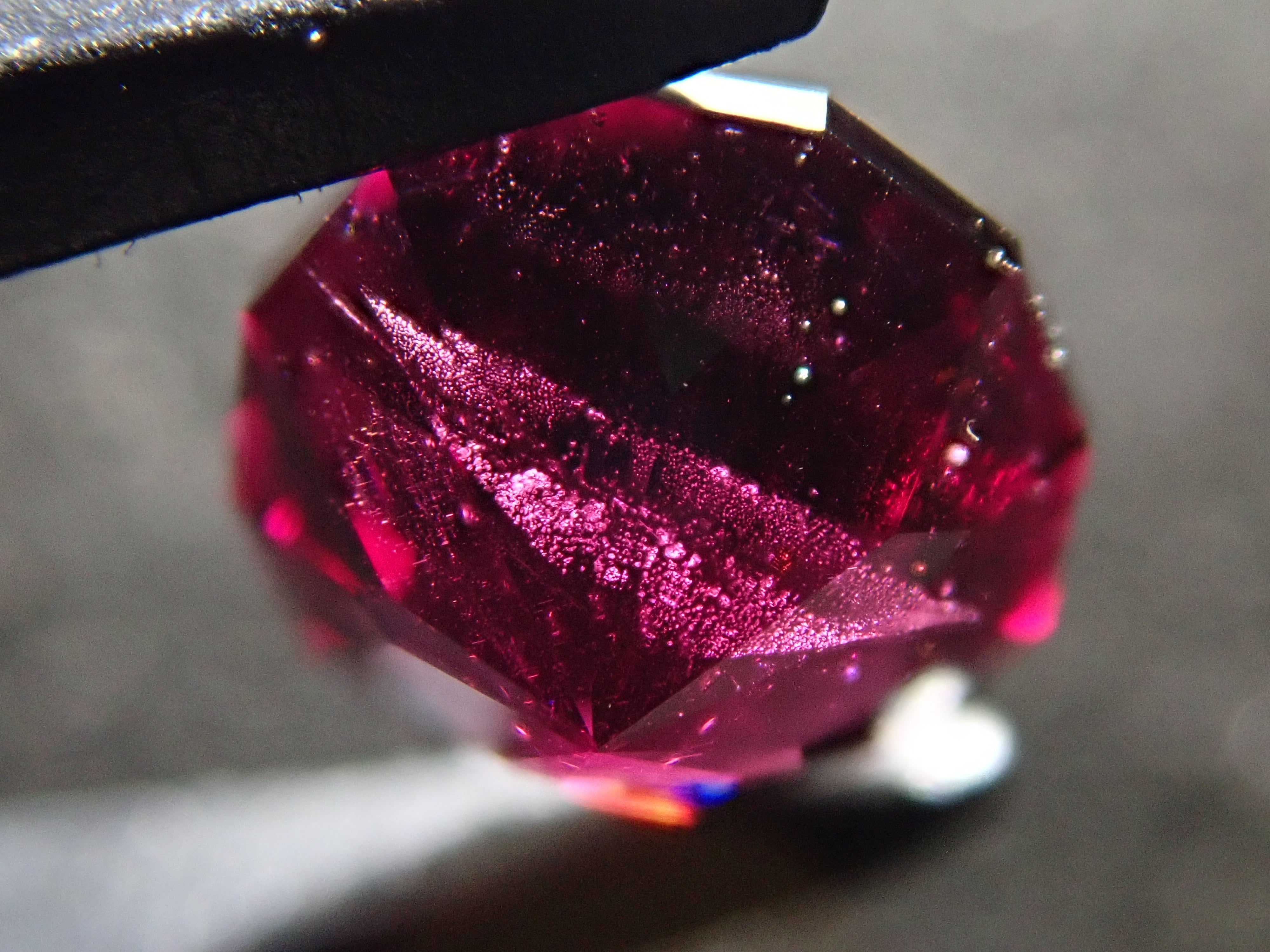 【12561906掲載】タンザニア産ロードライトガーネット 1.084ctルース