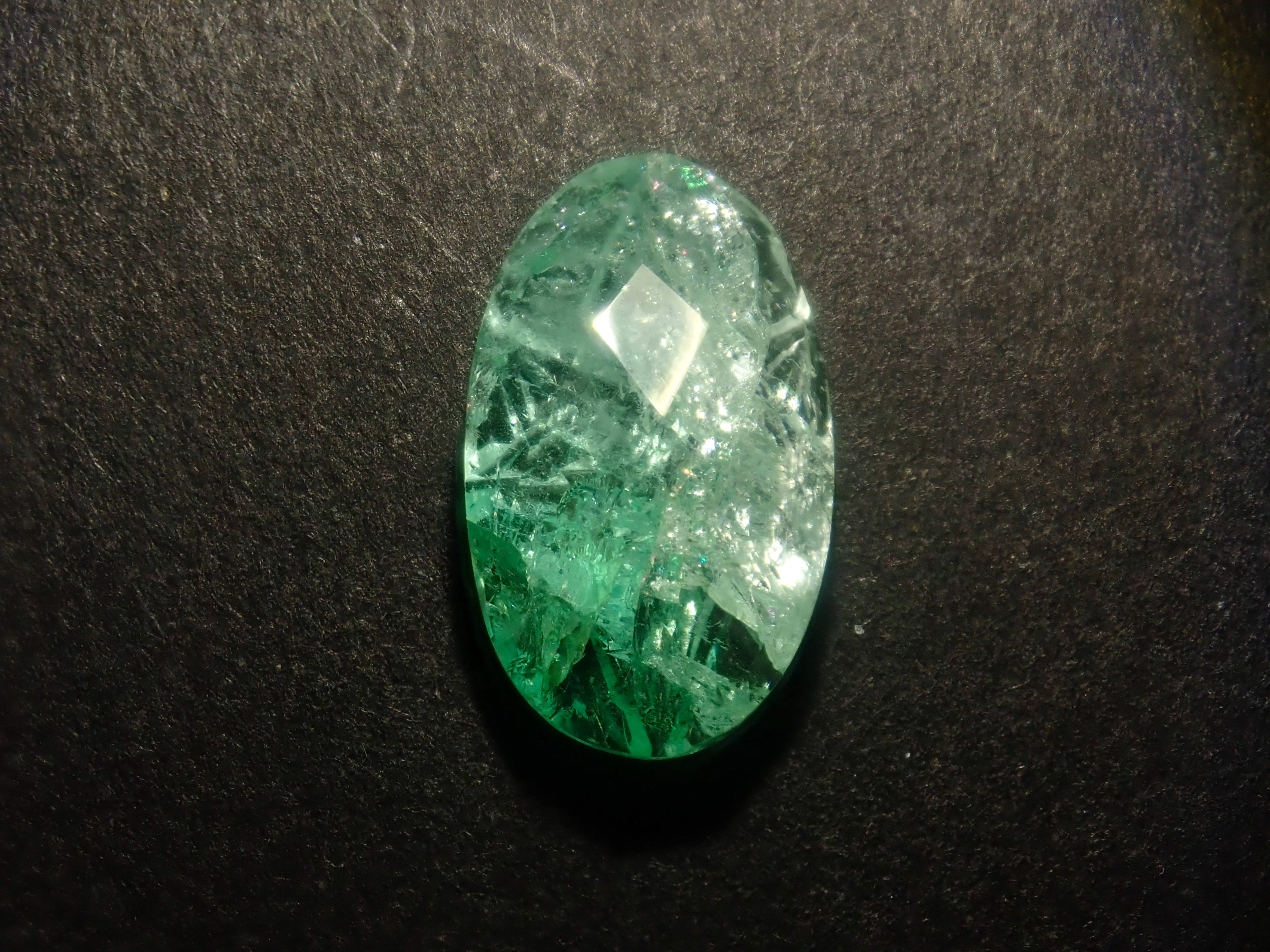 《Limited to 20 Stones》Emerald Gacha: Win a 2.2ct Columbia Emerald Koshu-Kiseki Cut (normally 79,800 yen) or an Emerald Cat's Eye! 《Multiple Purchase Discount Available》