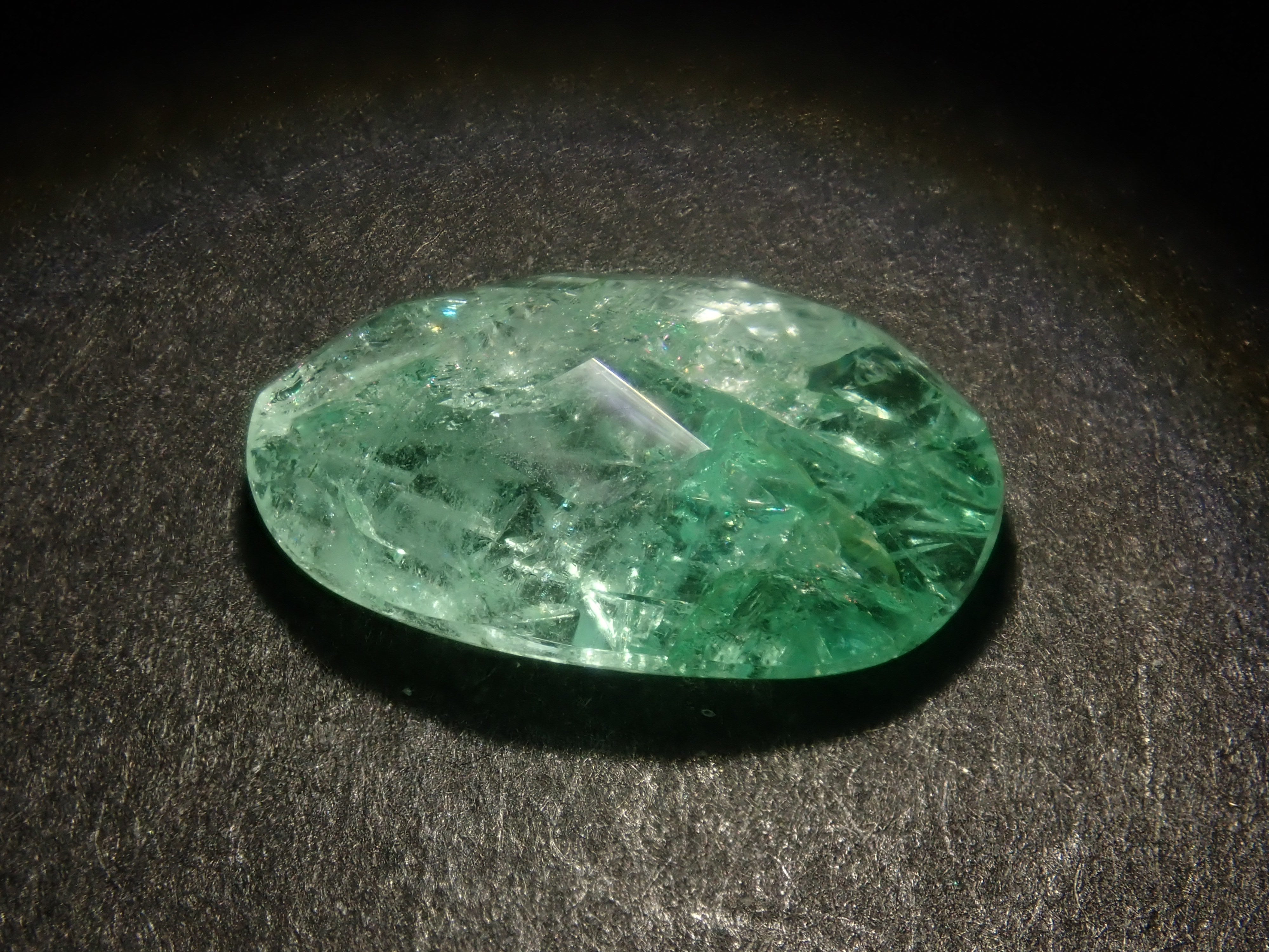 《Limited to 20 Stones》Emerald Gacha: Win a 2.2ct Columbia Emerald Koshu-Kiseki Cut (normally 79,800 yen) or an Emerald Cat's Eye! 《Multiple Purchase Discount Available》