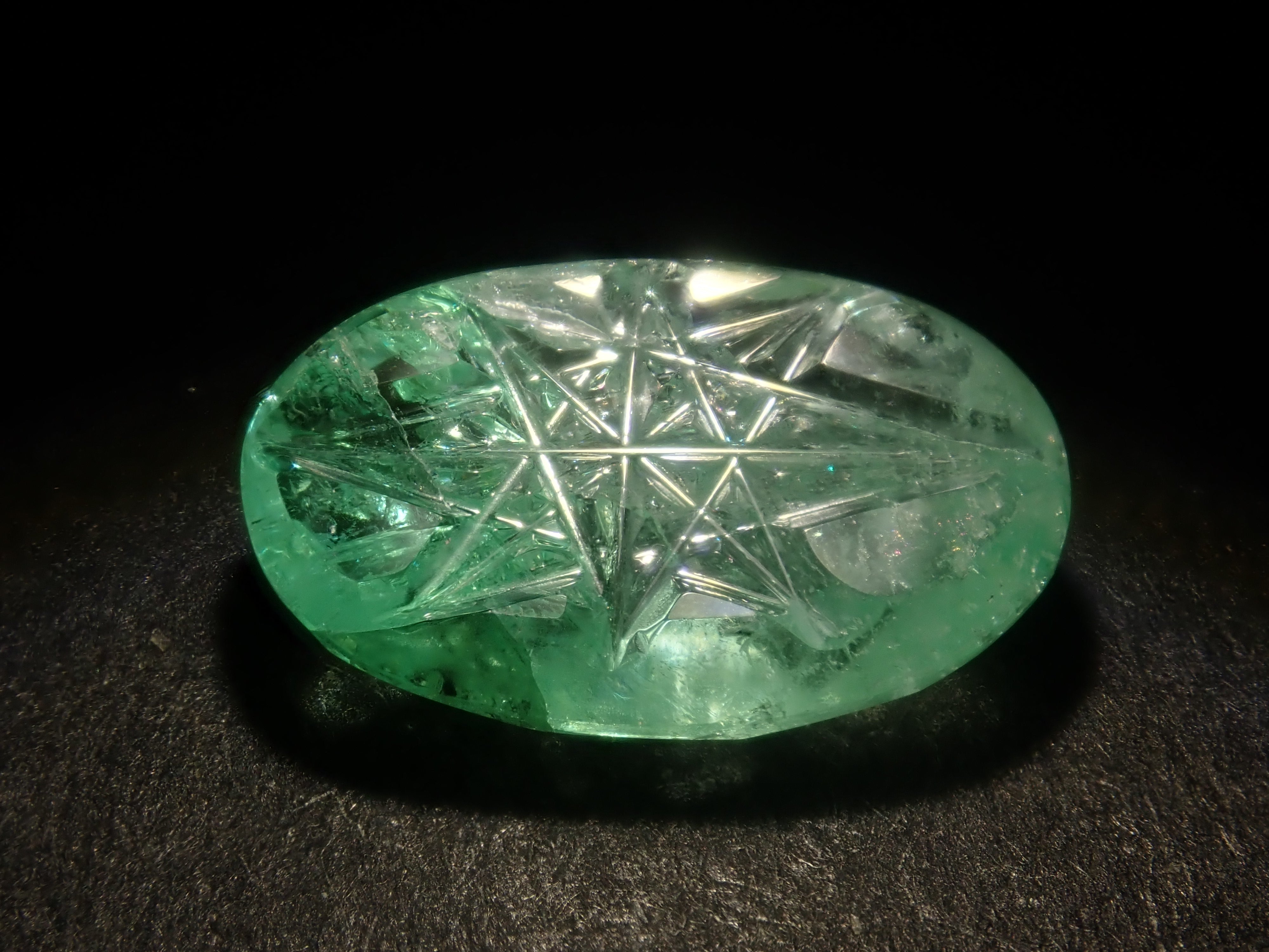 《Limited to 20 Stones》Emerald Gacha: Win a 2.2ct Columbia Emerald Koshu-Kiseki Cut (normally 79,800 yen) or an Emerald Cat's Eye! 《Multiple Purchase Discount Available》