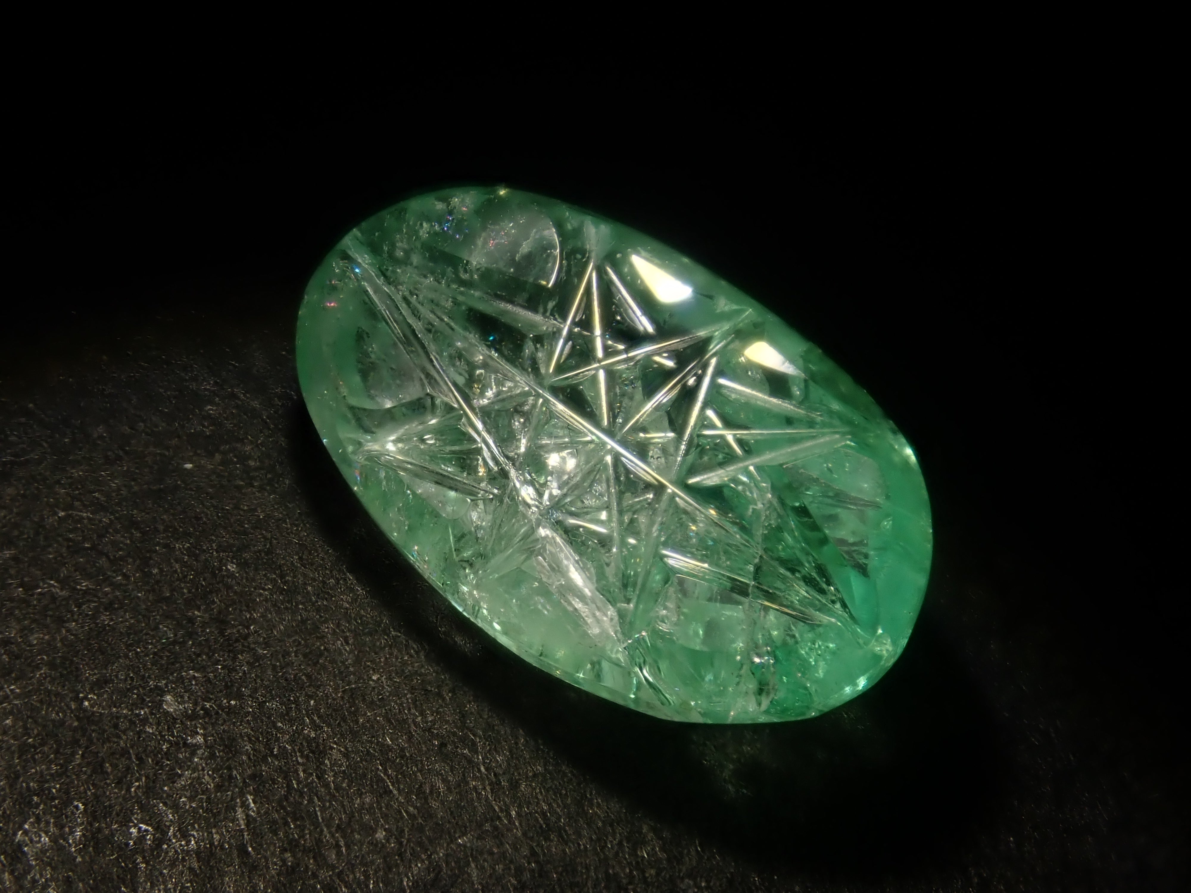 《Limited to 20 Stones》Emerald Gacha: Win a 2.2ct Columbia Emerald Koshu-Kiseki Cut (normally 79,800 yen) or an Emerald Cat's Eye! 《Multiple Purchase Discount Available》