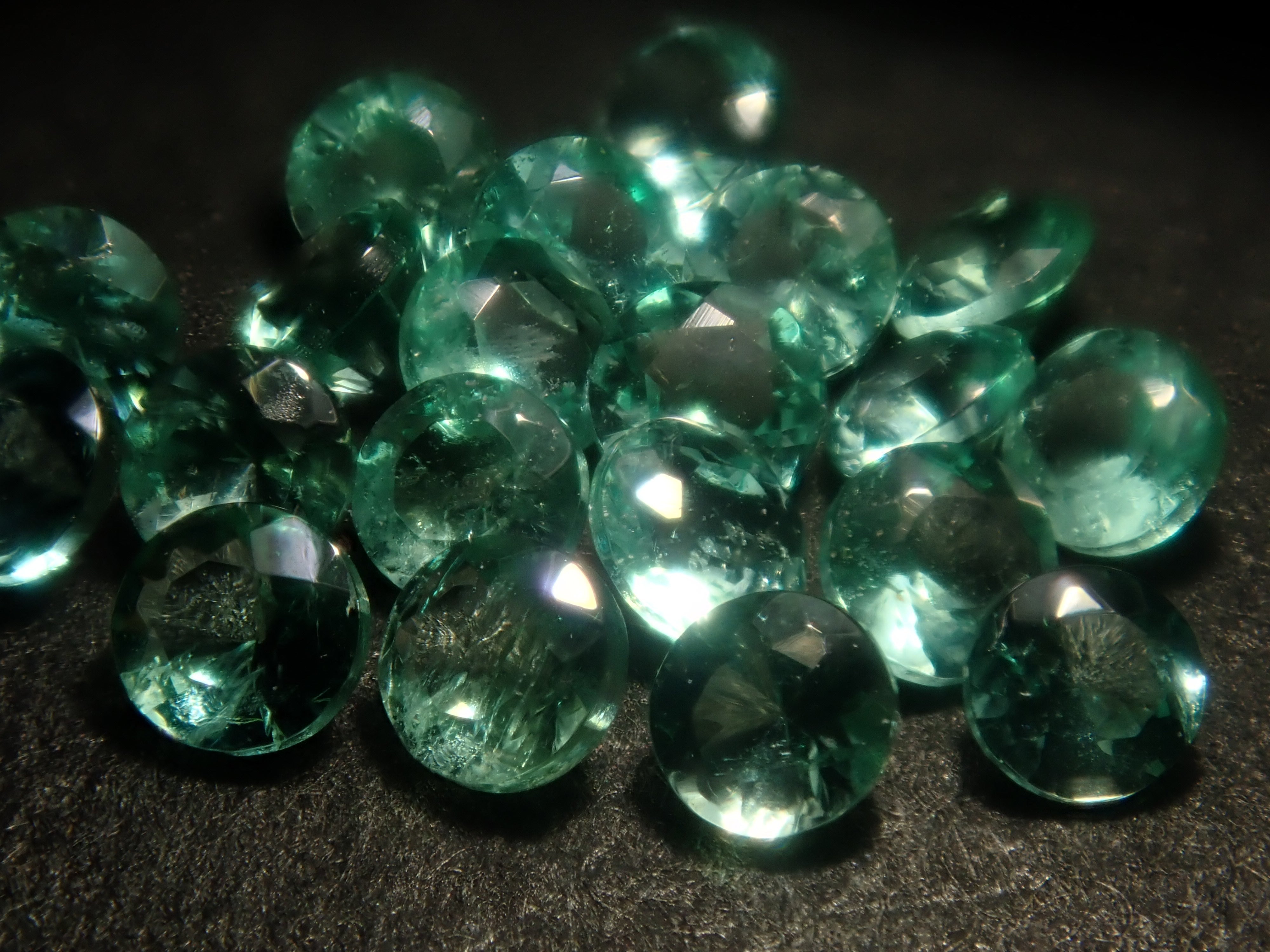 《Limited to 20 Stones》Emerald Gacha: Win a 2.2ct Columbia Emerald Koshu-Kiseki Cut (normally 79,800 yen) or an Emerald Cat's Eye! 《Multiple Purchase Discount Available》