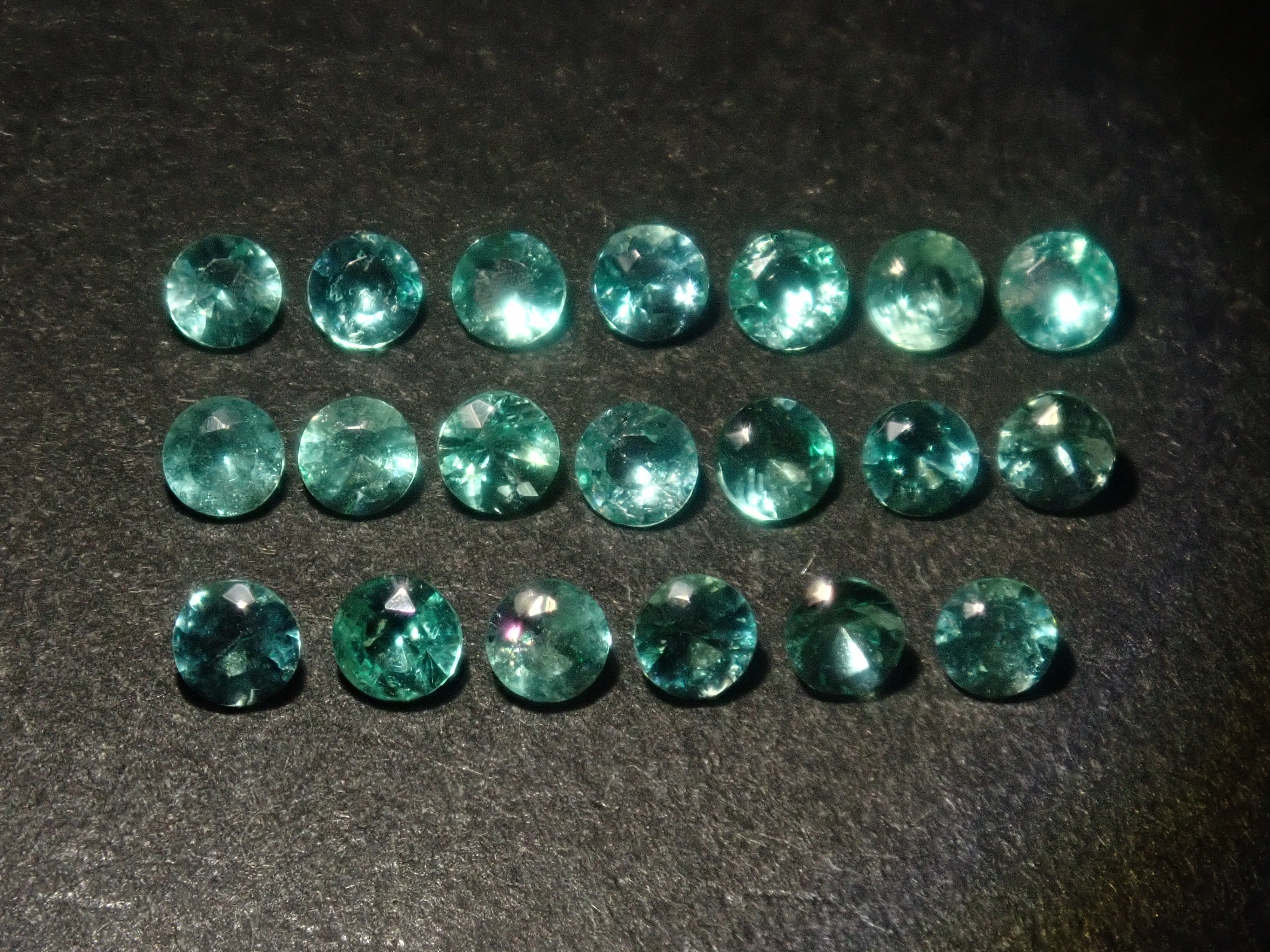 《Limited to 20 Stones》Emerald Gacha: Win a 2.2ct Columbia Emerald Koshu-Kiseki Cut (normally 79,800 yen) or an Emerald Cat's Eye! 《Multiple Purchase Discount Available》