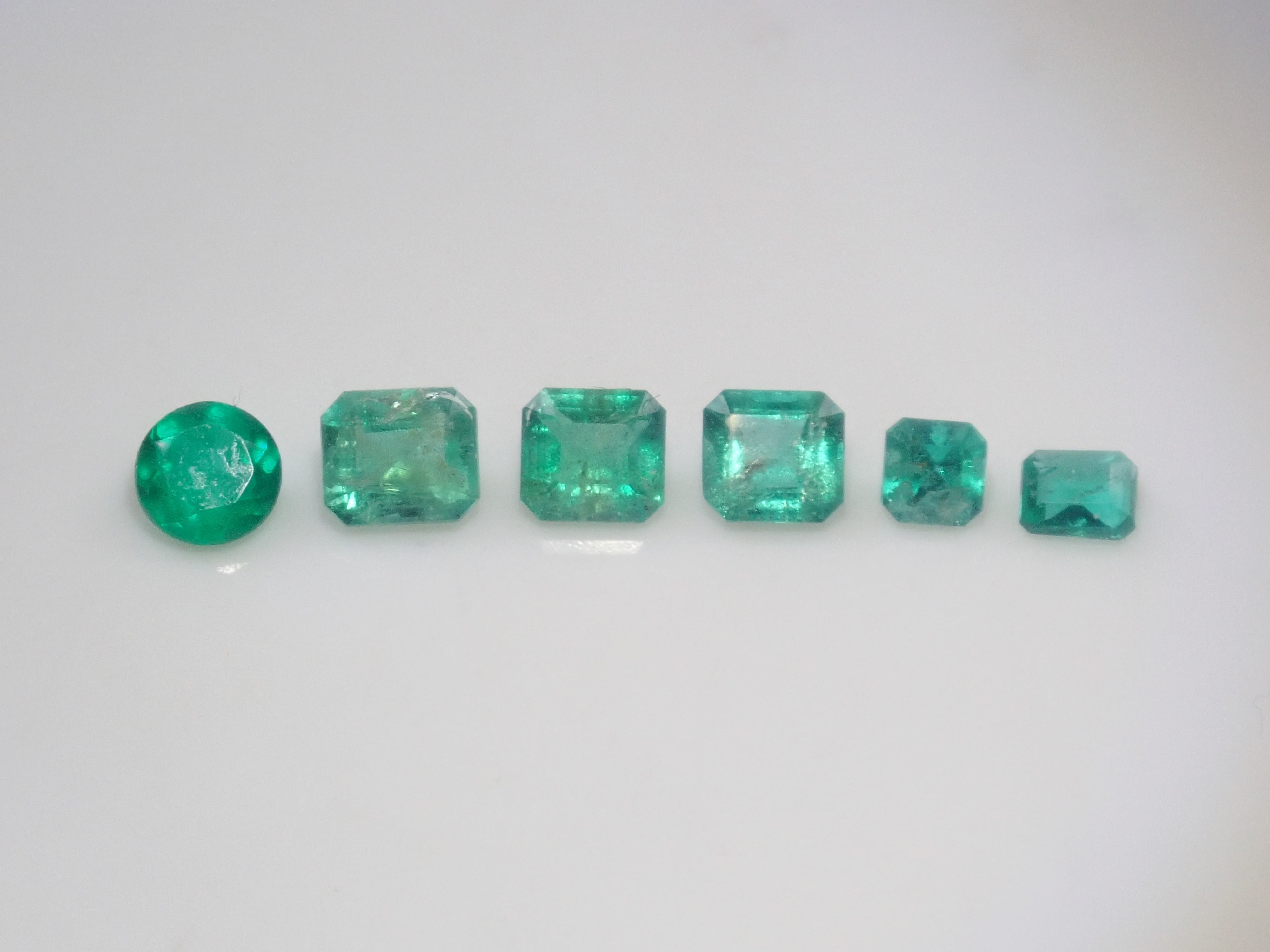 《Limited to 20 Stones》Emerald Gacha: Win a 2.2ct Columbia Emerald Koshu-Kiseki Cut (normally 79,800 yen) or an Emerald Cat's Eye! 《Multiple Purchase Discount Available》
