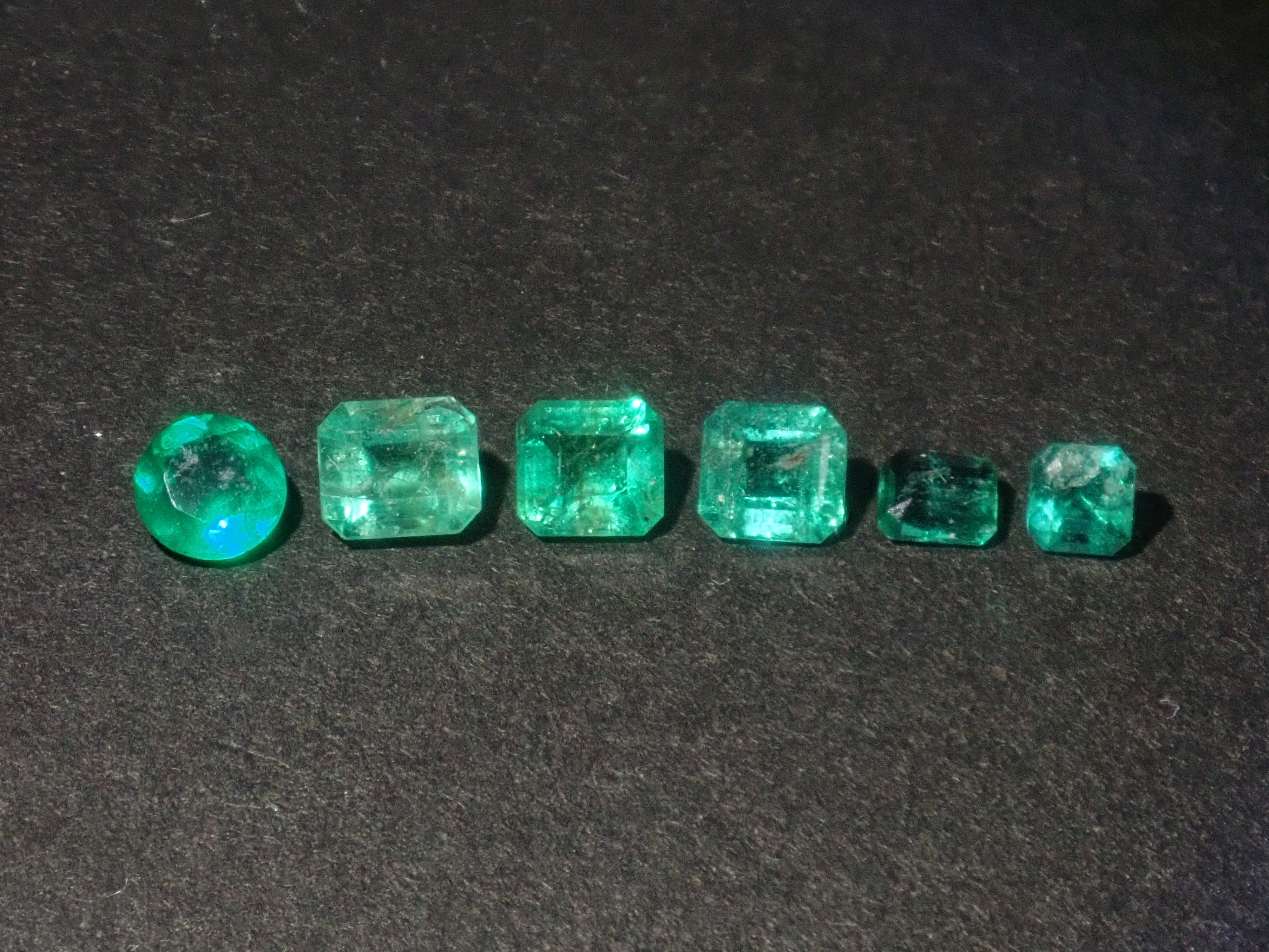 《Limited to 20 Stones》Emerald Gacha: Win a 2.2ct Columbia Emerald Koshu-Kiseki Cut (normally 79,800 yen) or an Emerald Cat's Eye! 《Multiple Purchase Discount Available》