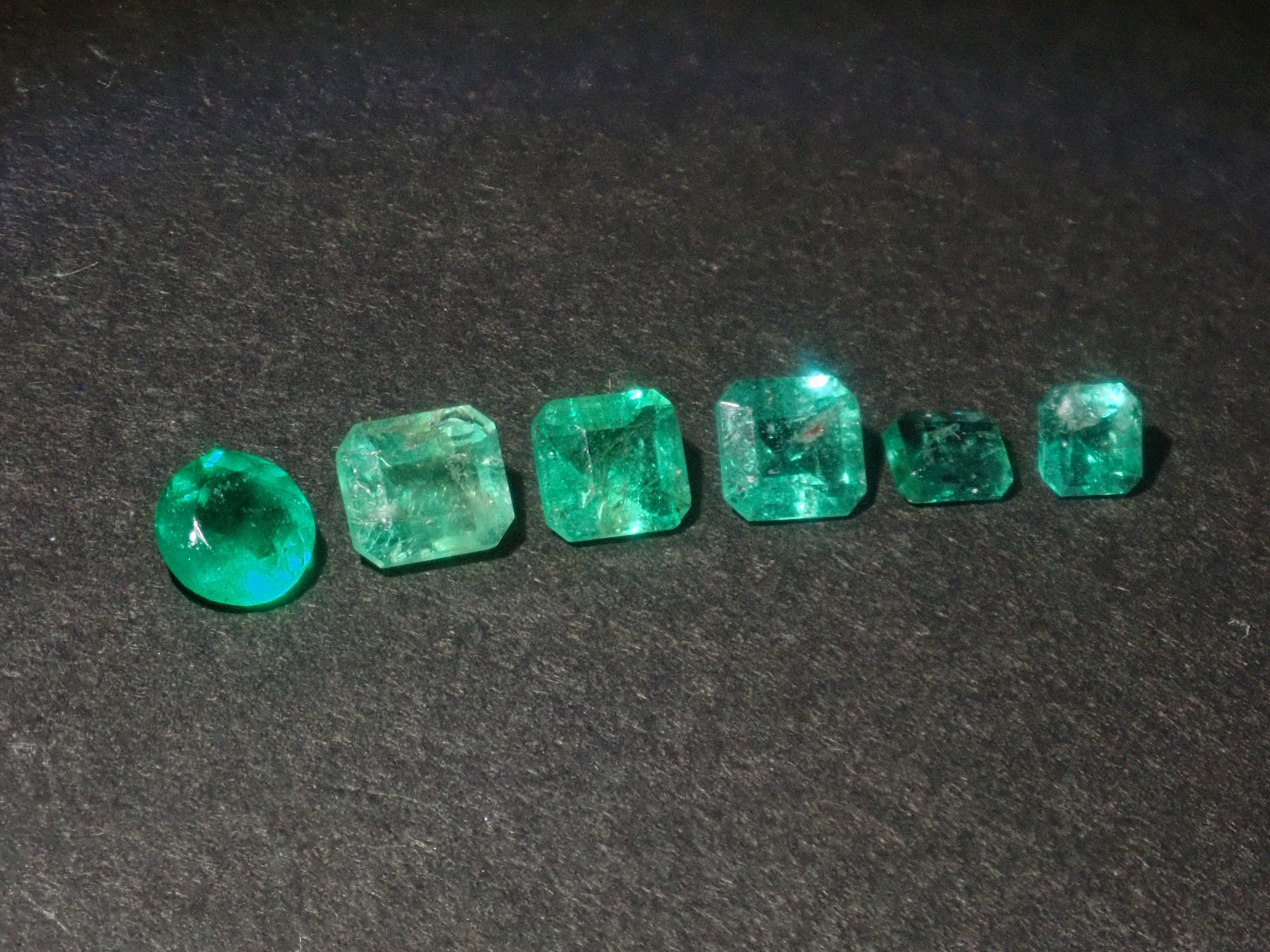 《Limited to 20 Stones》Emerald Gacha: Win a 2.2ct Columbia Emerald Koshu-Kiseki Cut (normally 79,800 yen) or an Emerald Cat's Eye! 《Multiple Purchase Discount Available》