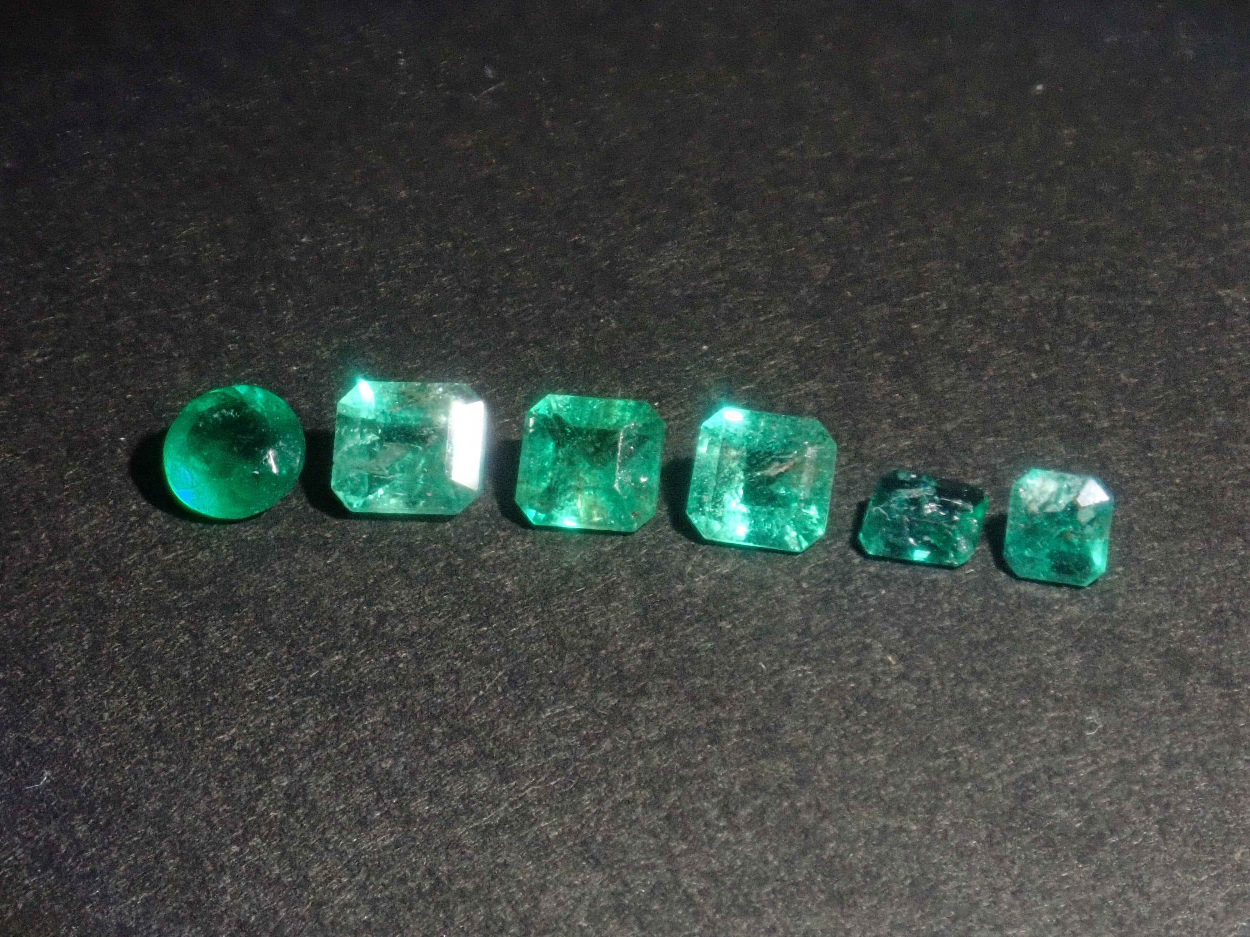 《Limited to 20 Stones》Emerald Gacha: Win a 2.2ct Columbia Emerald Koshu-Kiseki Cut (normally 79,800 yen) or an Emerald Cat's Eye! 《Multiple Purchase Discount Available》