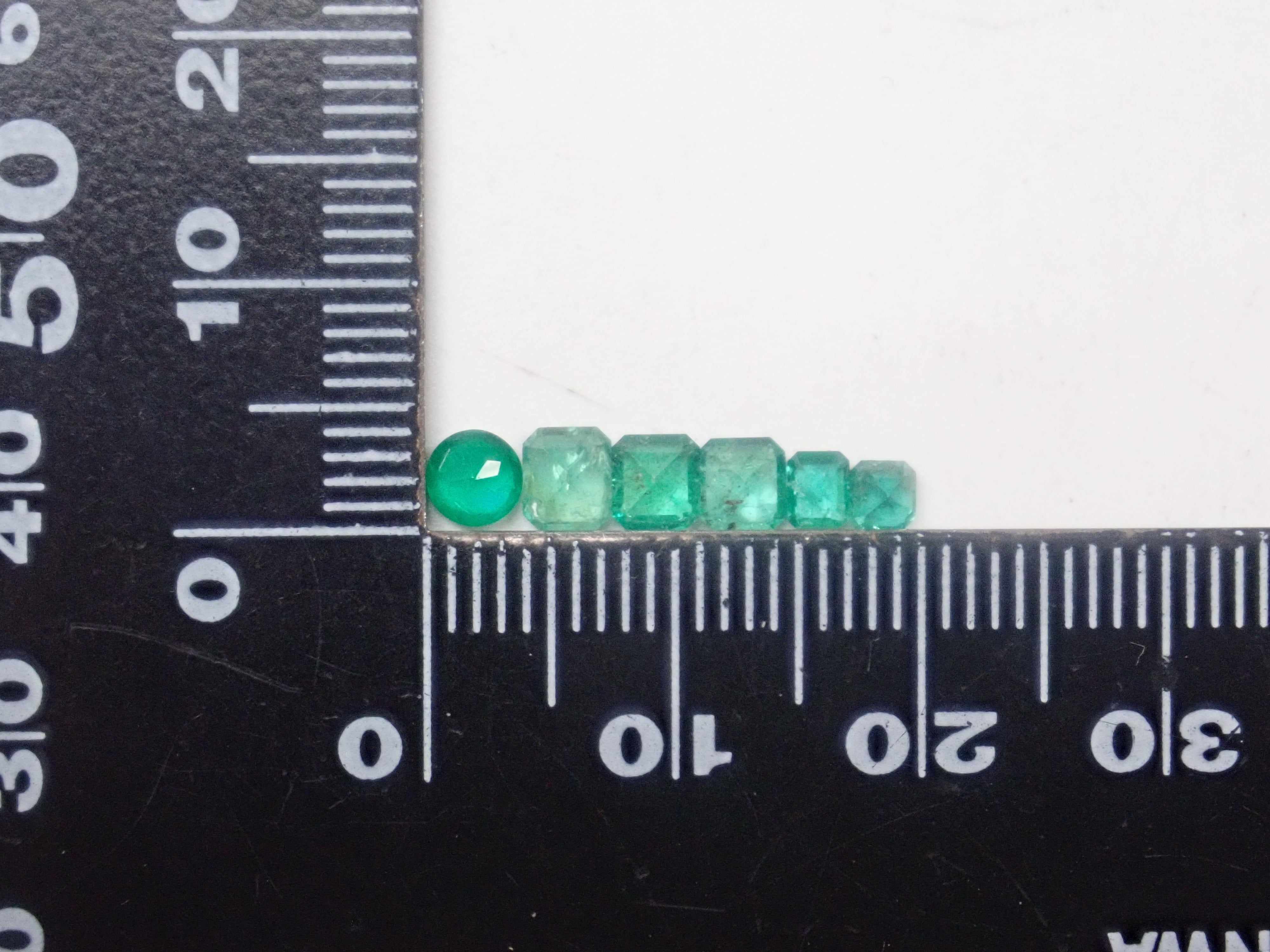《Limited to 20 Stones》Emerald Gacha: Win a 2.2ct Columbia Emerald Koshu-Kiseki Cut (normally 79,800 yen) or an Emerald Cat's Eye! 《Multiple Purchase Discount Available》
