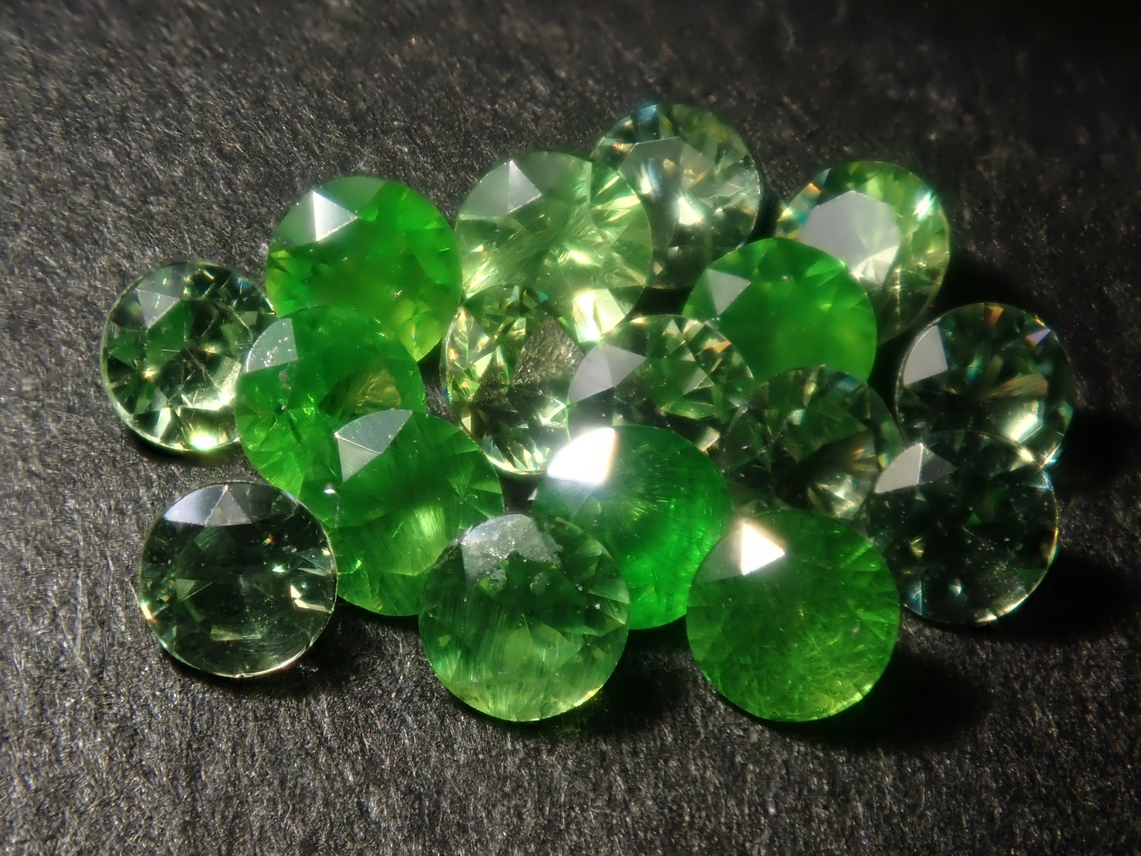 《Limited to 20 stones》Demantoid Garnet Gacha, including Russian demantoid garnets, normally priced at 69,800 yen 《Multiple purchase discount available》