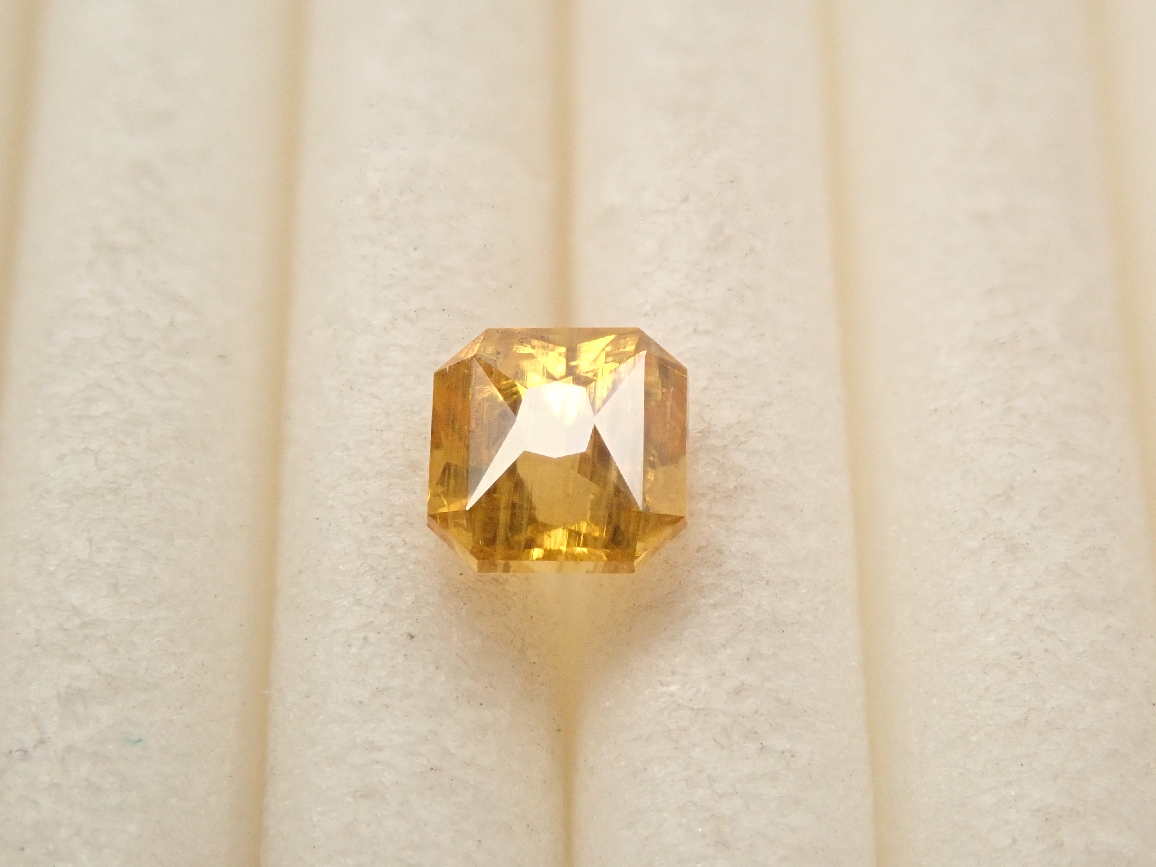 【12561927掲載】ゴールデンジルコン 0.416ctルース