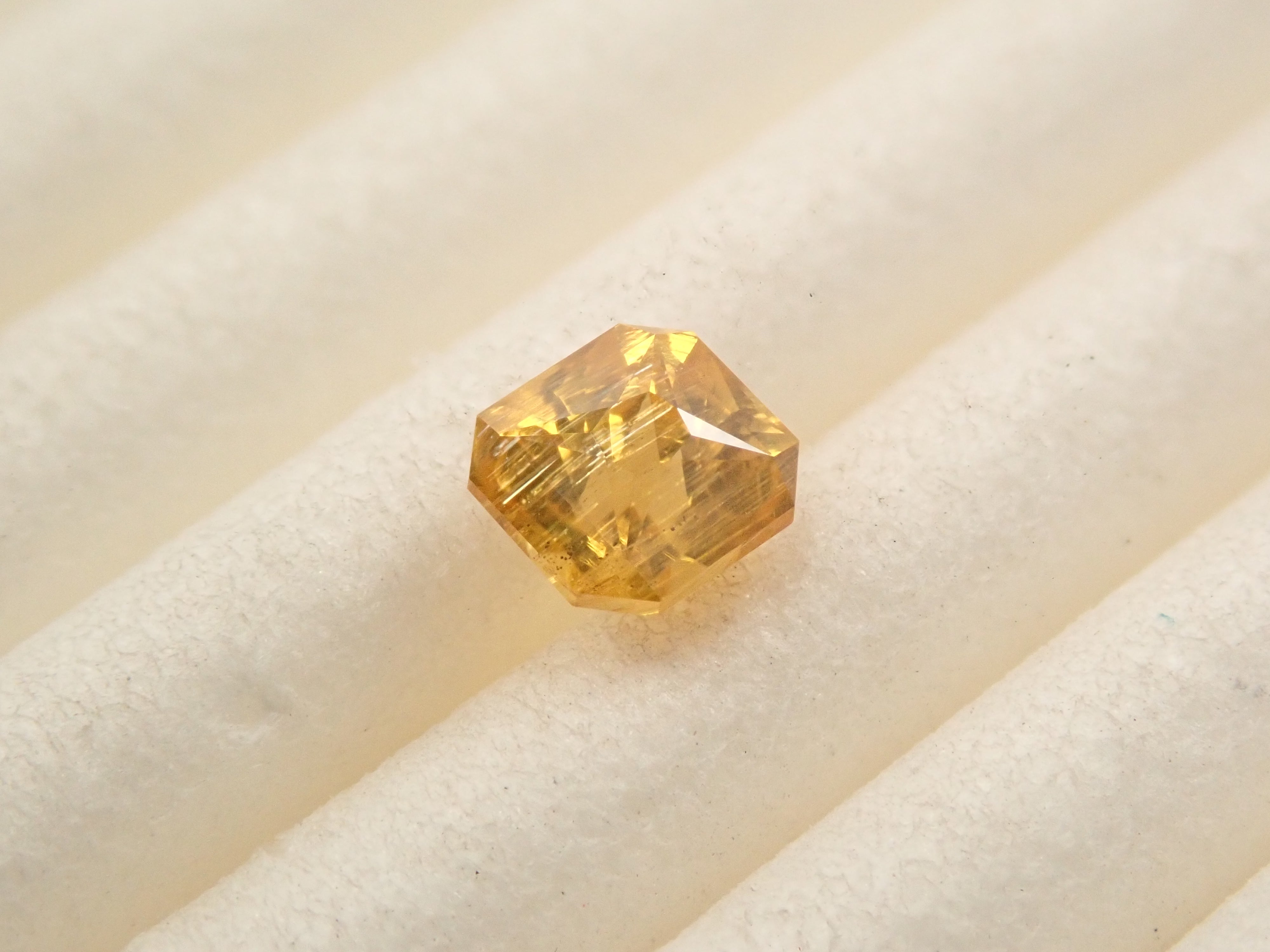 【12561927掲載】ゴールデンジルコン 0.416ctルース